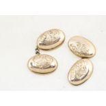 A pair of yellow metal oval chain linked cufflinks, with engraved decoration, 1.1cm x 1.6cm, 3.6g