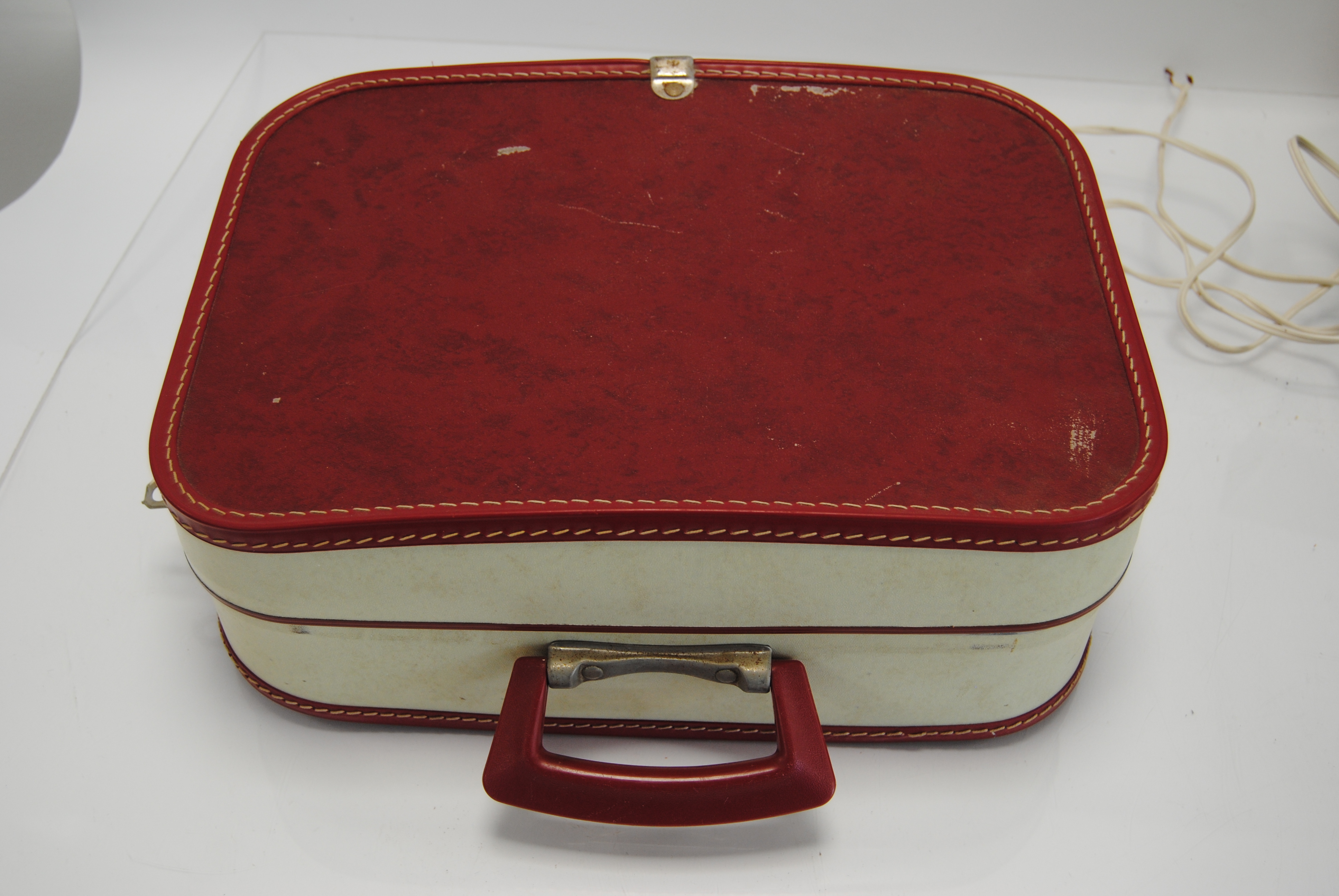 Portable Record Players, a Fidelity Record Player suitcase vanity style red /cream 1960s together - Image 4 of 5