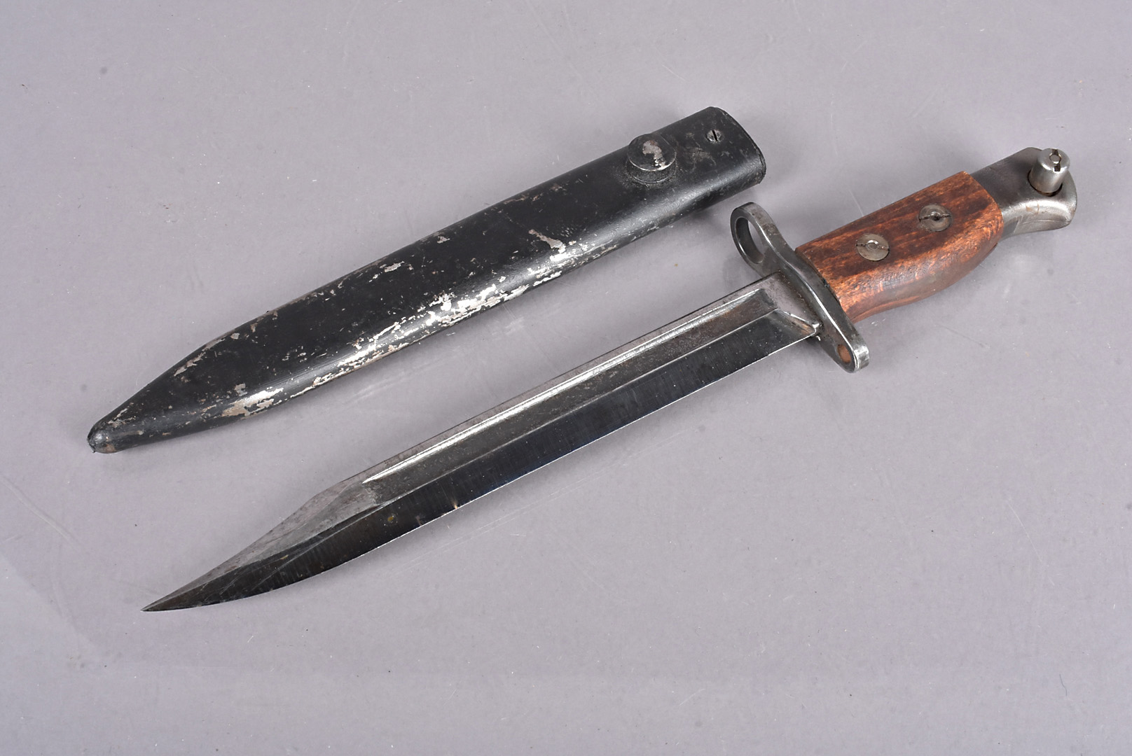 A rare British No.8 bayonet, with 20cm long blade, stamped 29 to the guard, complete with