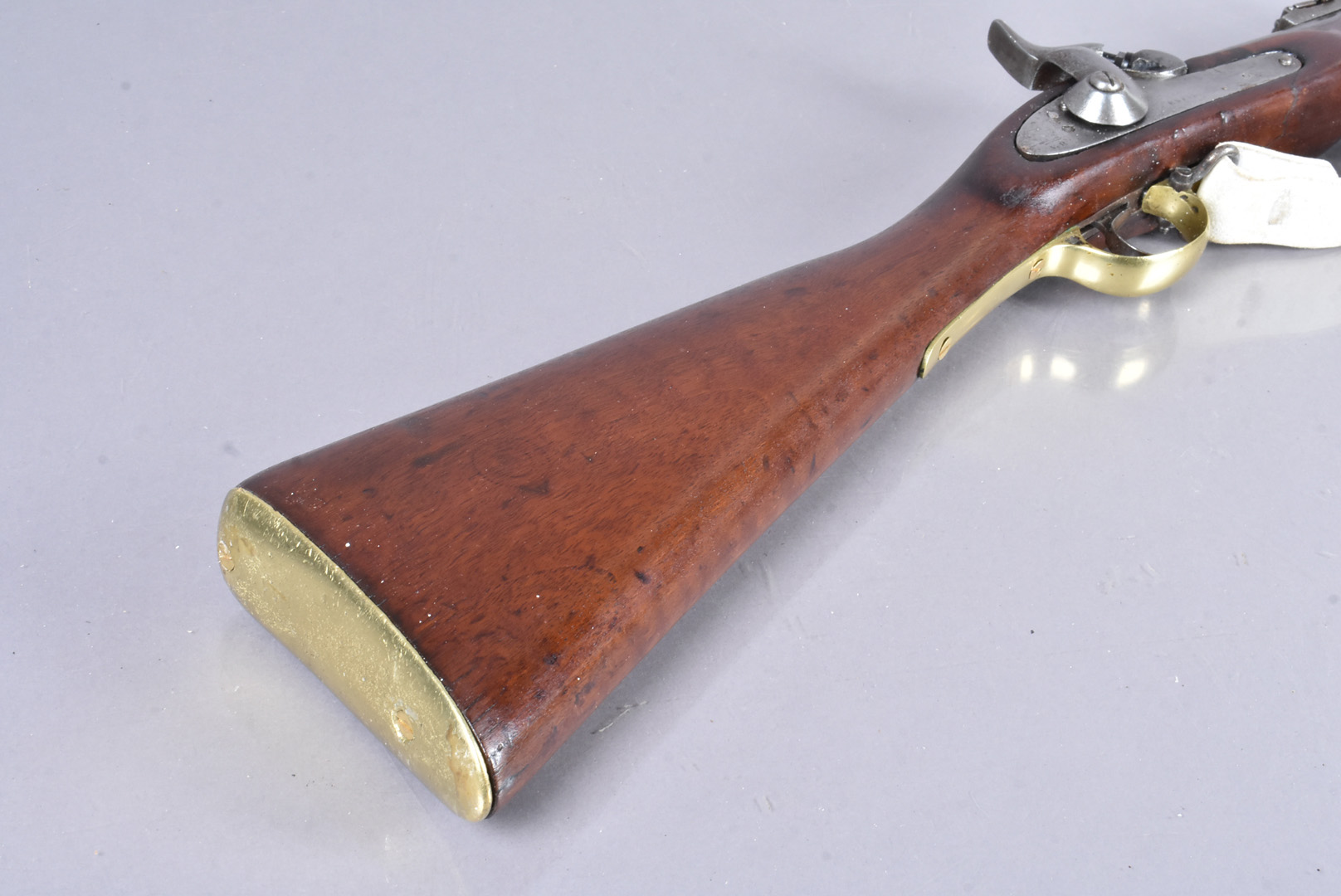 A Victorian Enfield Percussion Cap musket, dated 1864, stamped VR to the lock plate, three band - Image 8 of 9