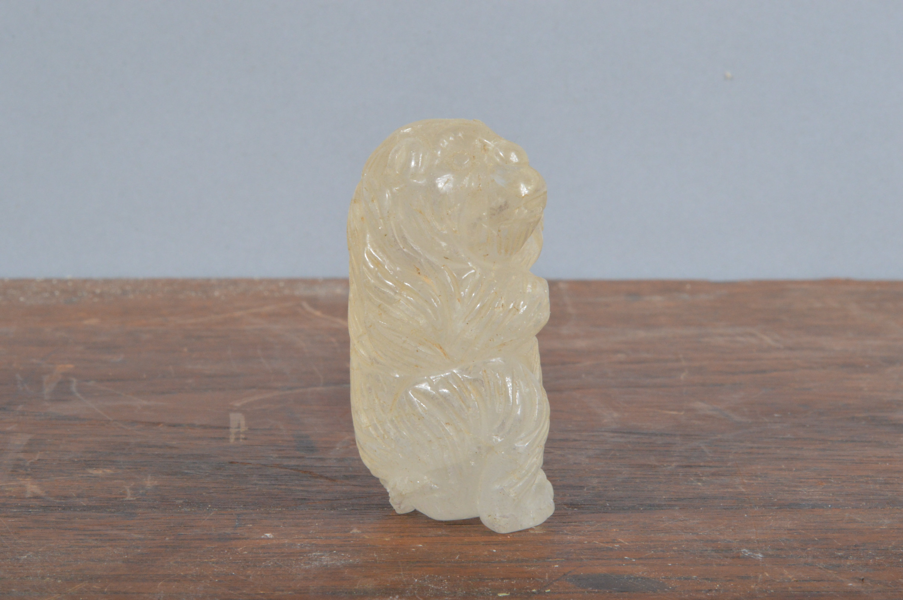 A finely-carved rock crystal bear, standing up holding its cub. 5 cm tall. (1) - Image 2 of 2