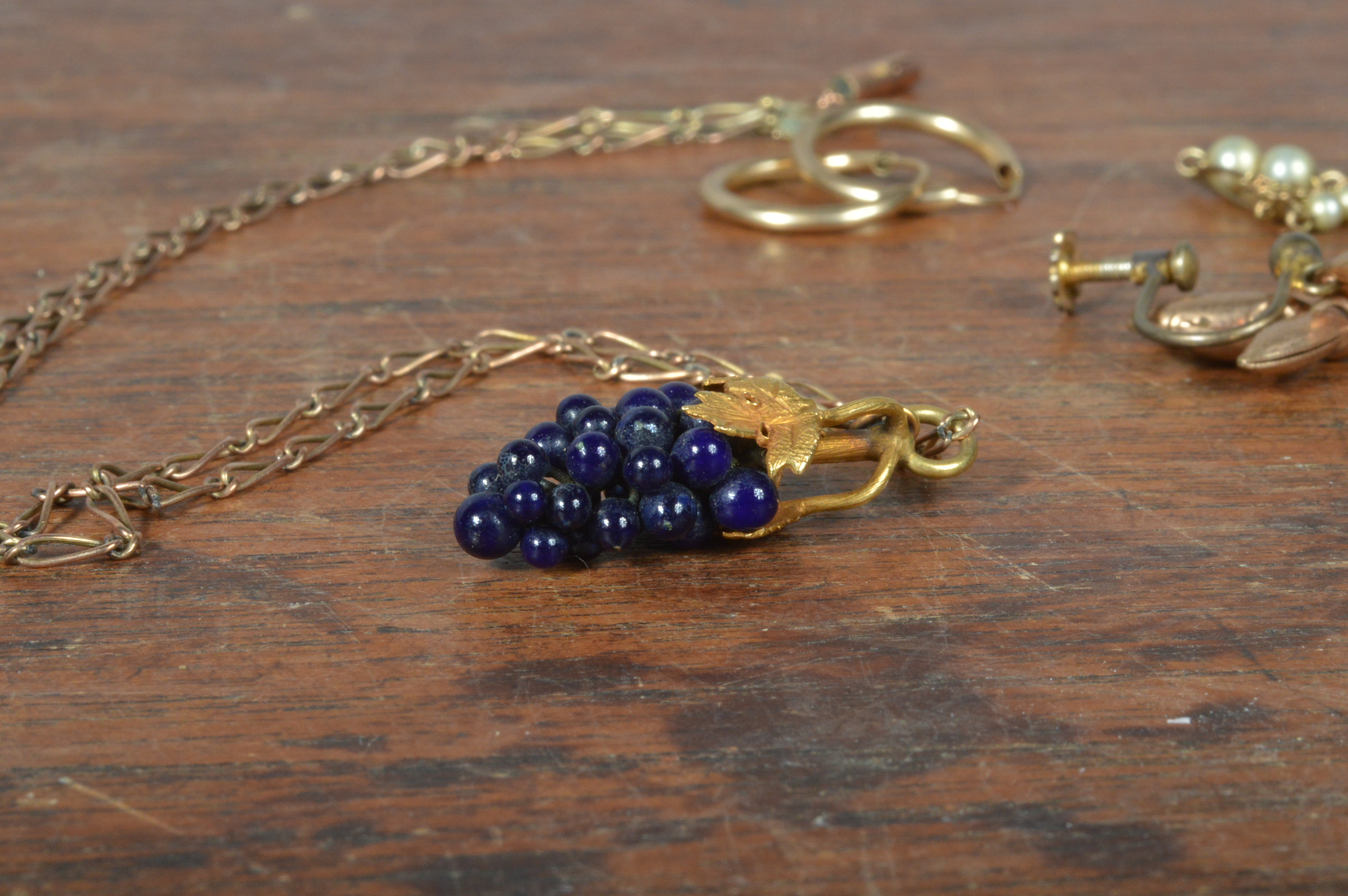 A hardstone grape pendant, with yellow metal mount, together with a small collection of 9ct gold 8. - Image 2 of 2