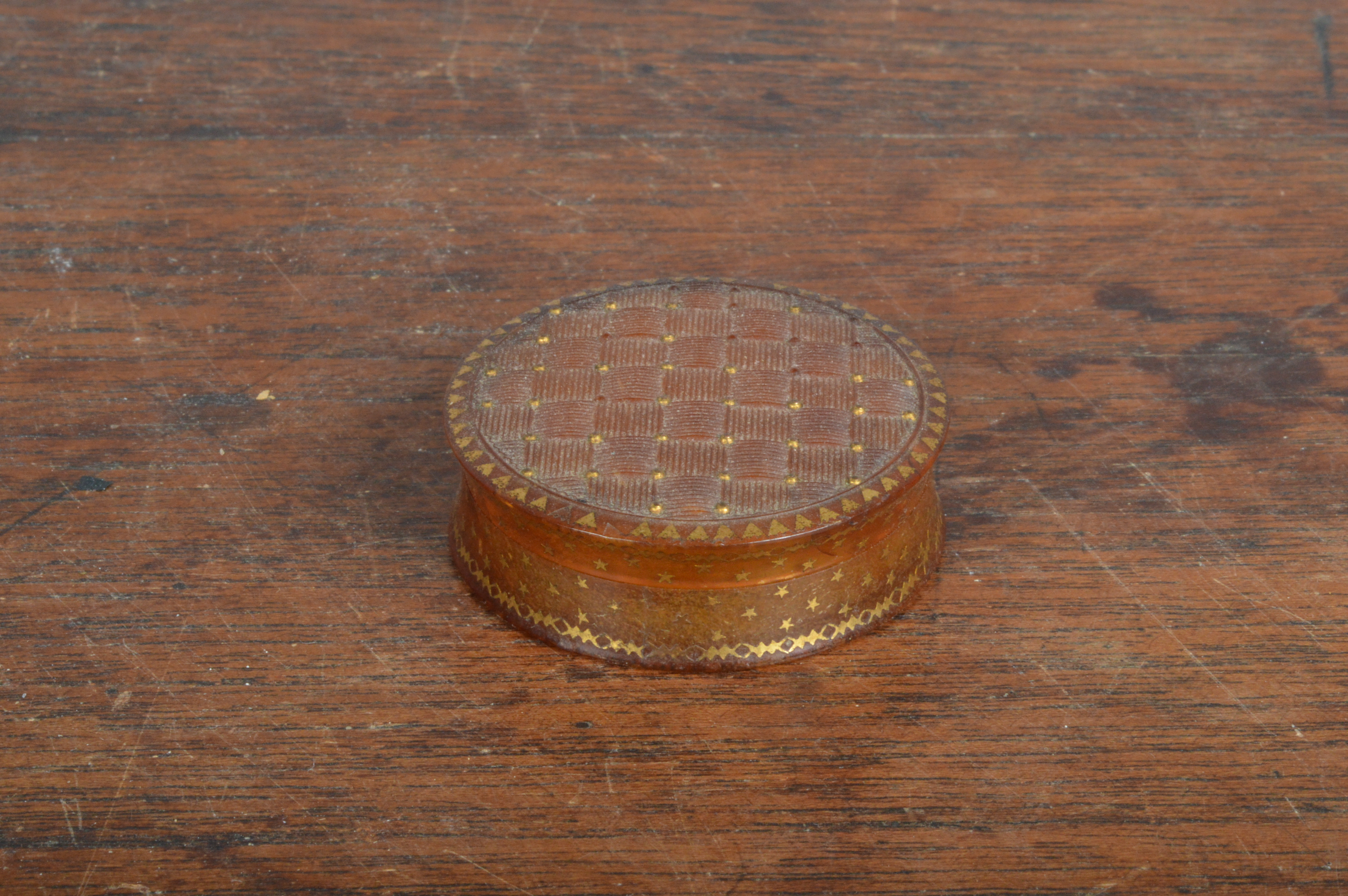 A fine 19th century pique ware circular box and cover, made of tortoiseshell with gold inlay. 4 cm