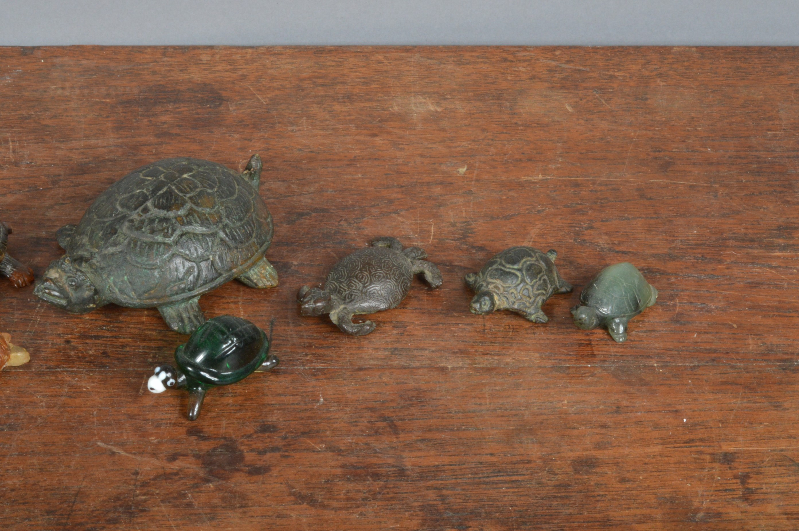 A collection of assorted turtle figurines, comprising a large cast metal example 12cm in length, - Image 3 of 3