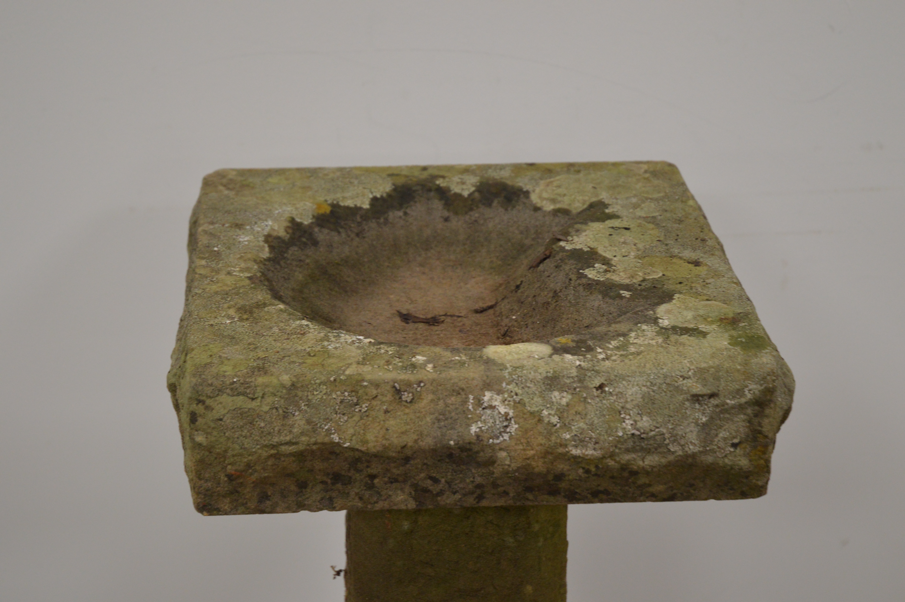 A stone bird bath in three sections, 90 cm tall. Some wear and weathering. AF (1) - Image 2 of 2