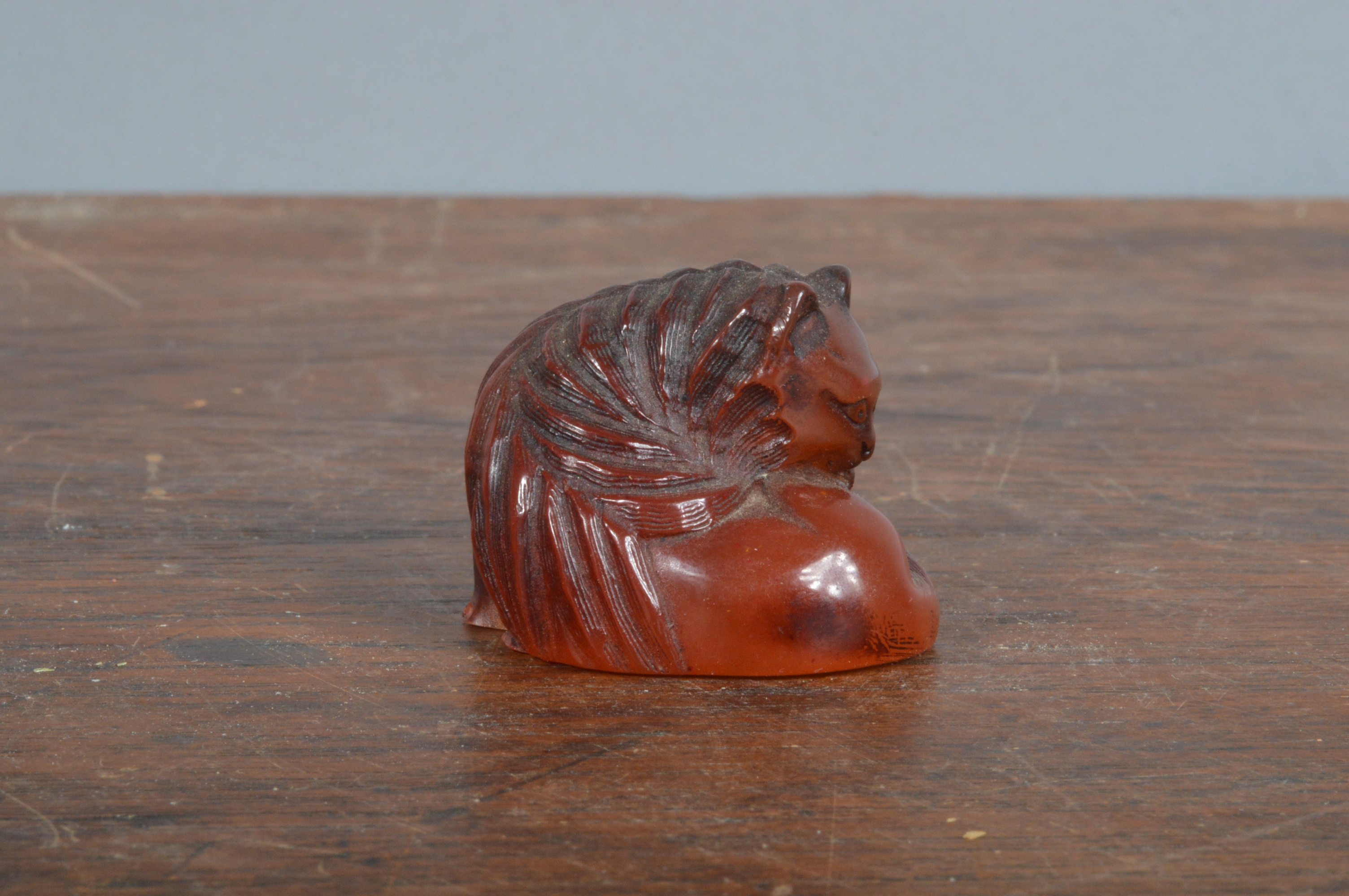 A late Meji period hand-carved Japanese netsuke, of Amber depicting a cat. 3.5 cm long. (1) - Image 2 of 2