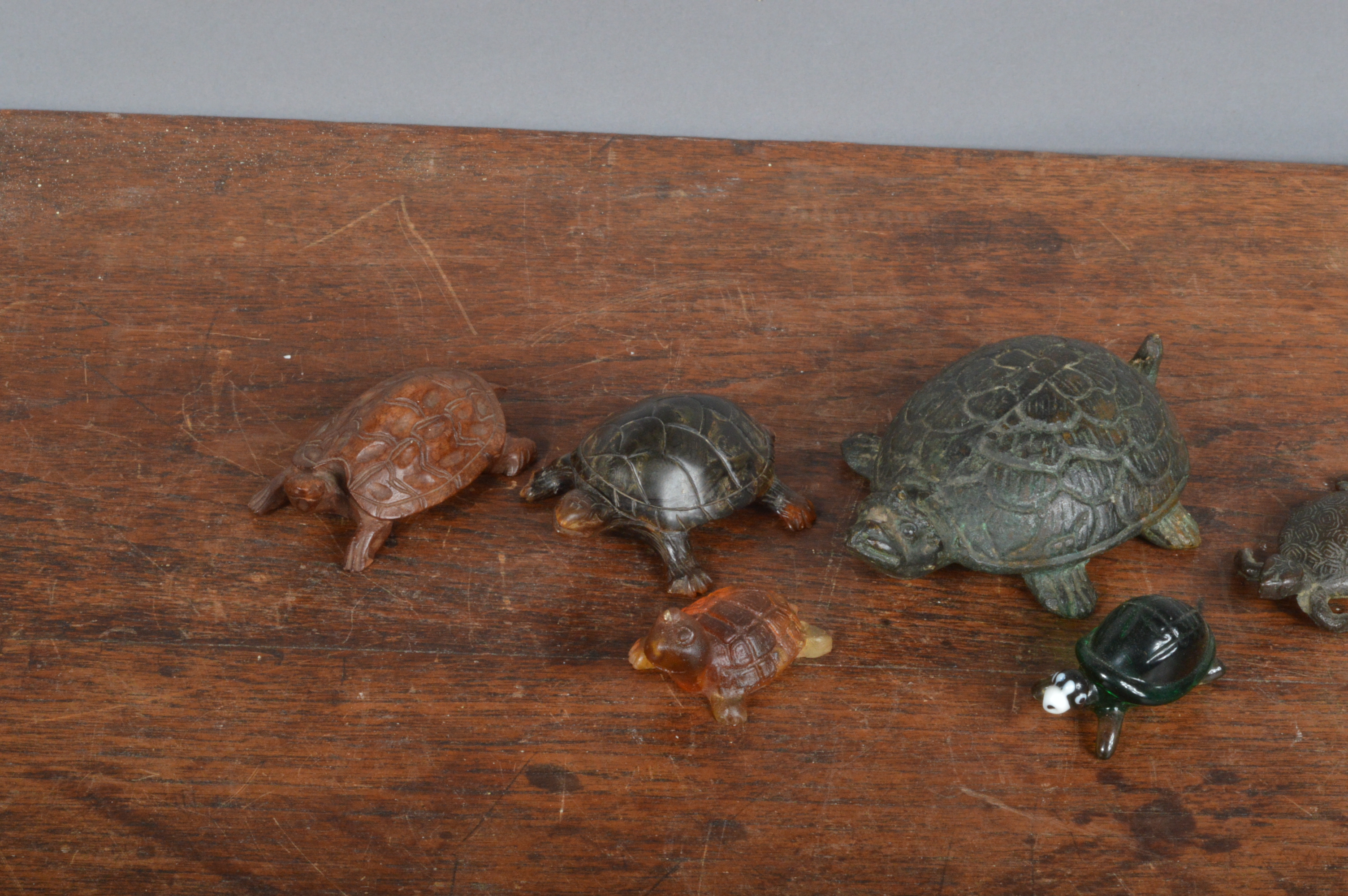 A collection of assorted turtle figurines, comprising a large cast metal example 12cm in length, - Image 2 of 3