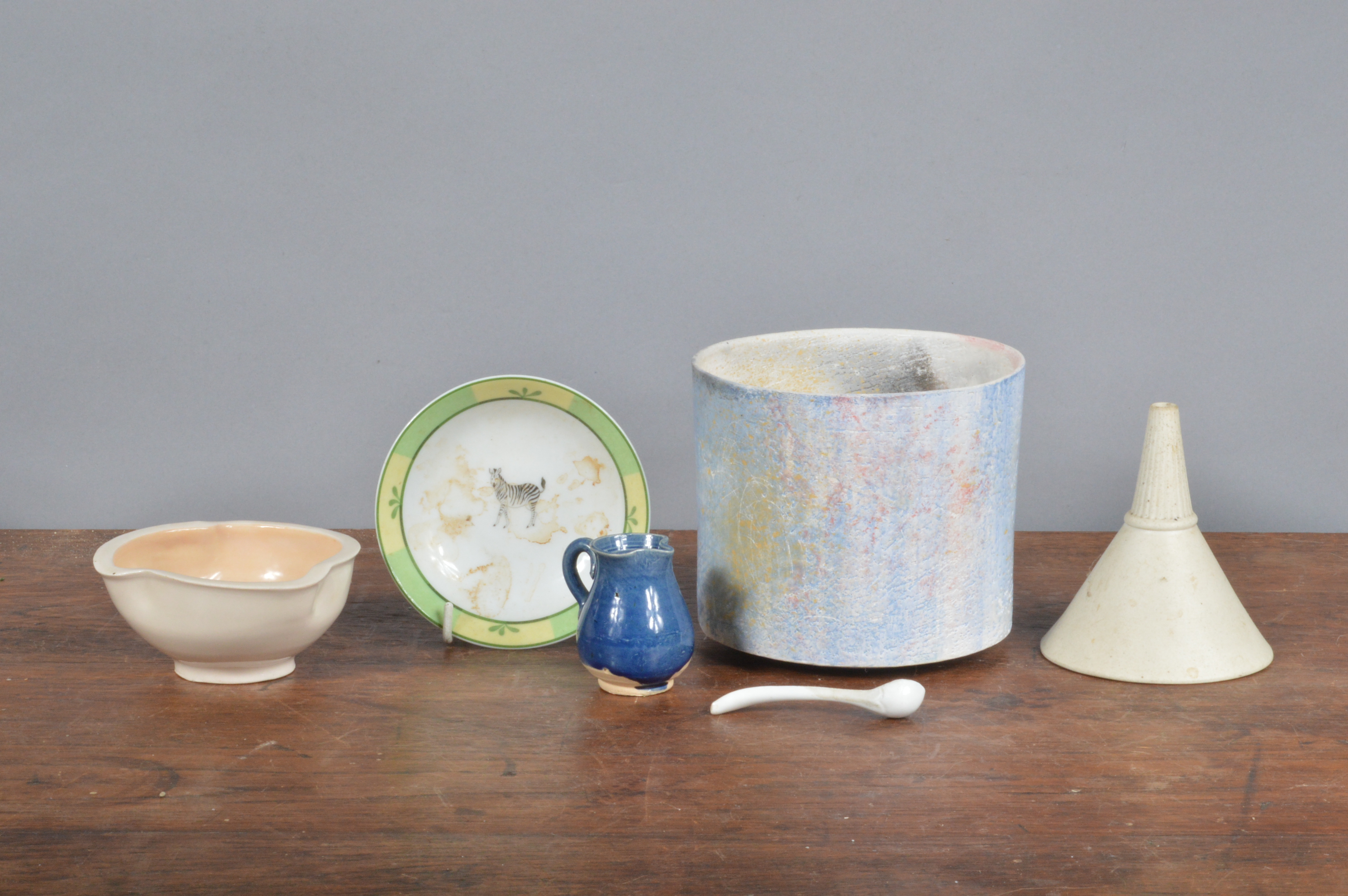 A mixed group of British ceramics, to include a salt glazed funnel, a studio pottery pot, a shaped