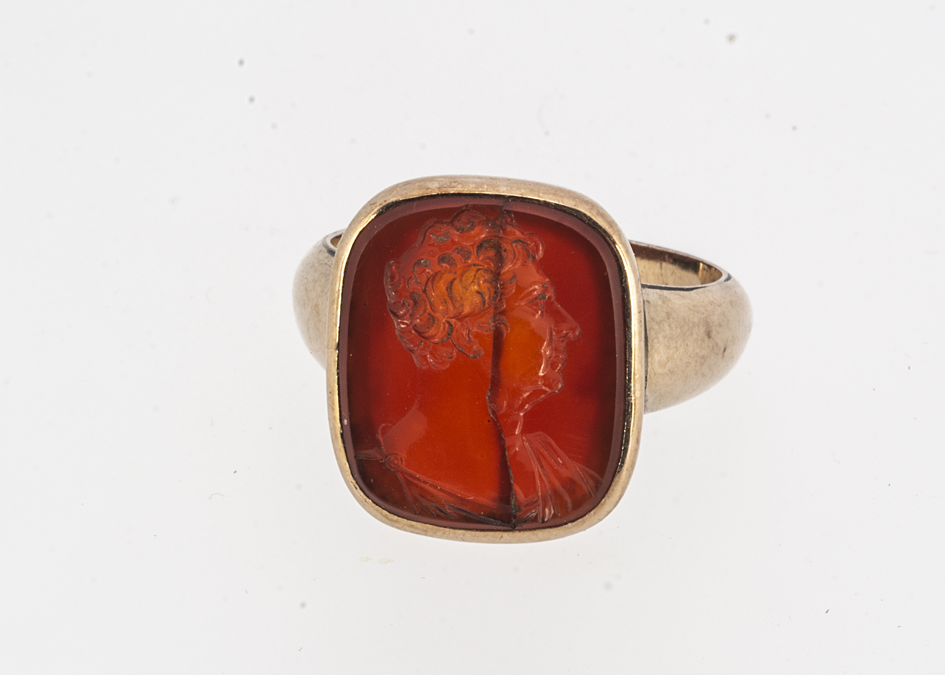 A Georgian carnelian intaglio signet ring, the cracked intaglio possibly an earlier Roman example - Image 2 of 3