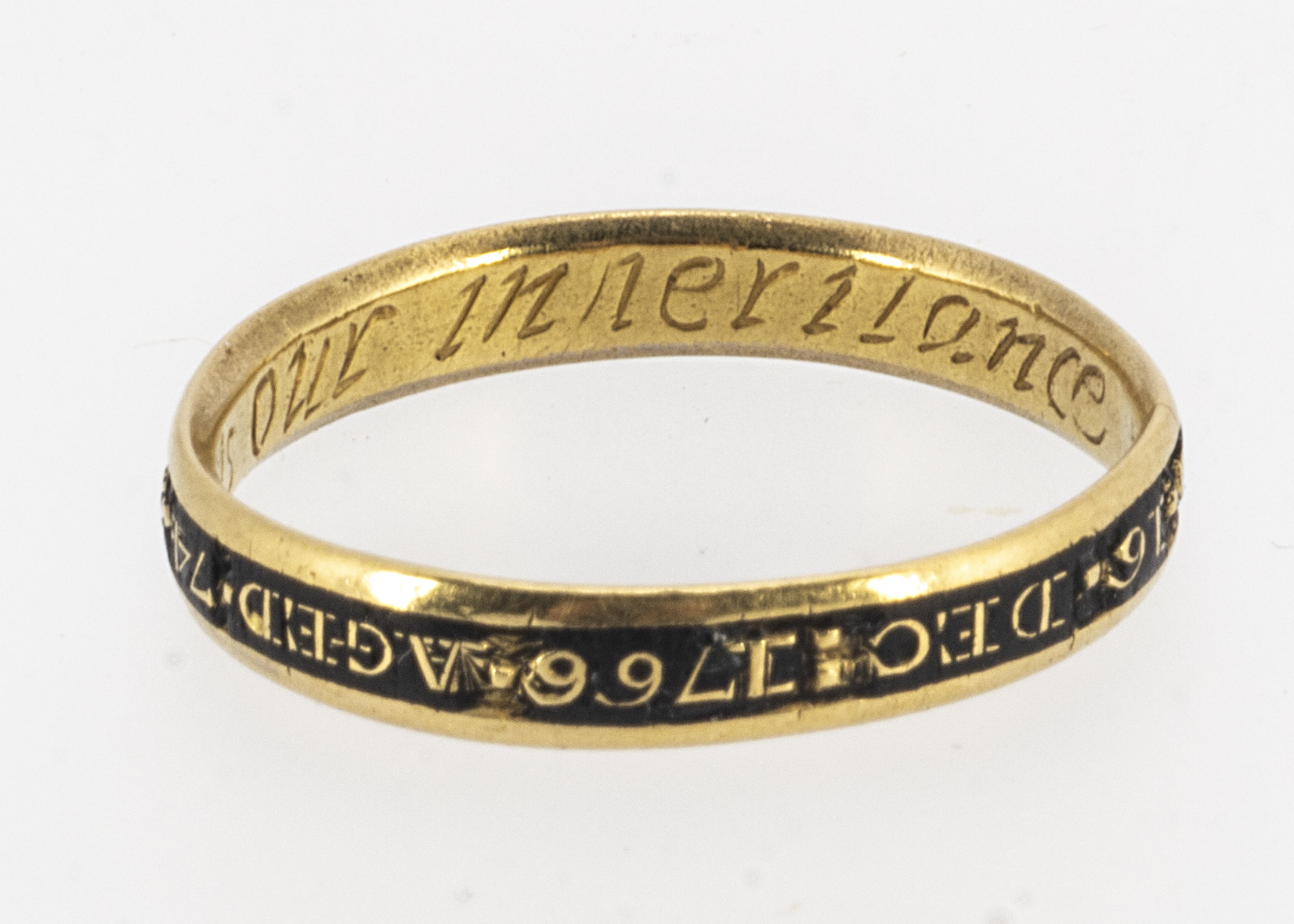 A mid 18th century Georgian mourning gold and enamel ring, ov plain band shape, the outer shank with - Image 4 of 6