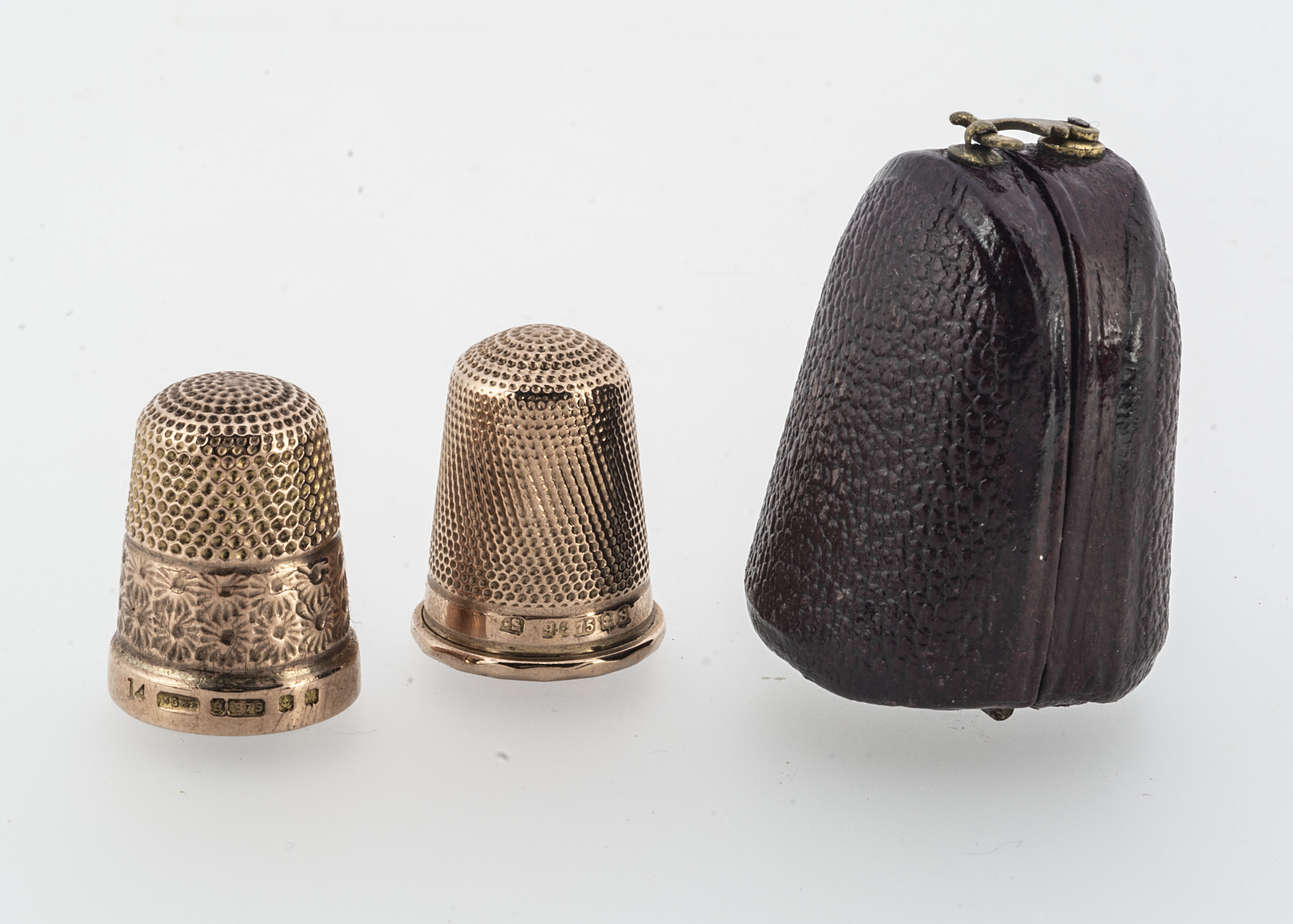 Two George V 9ct gold thimbles, one with a case, 6.5g (3)