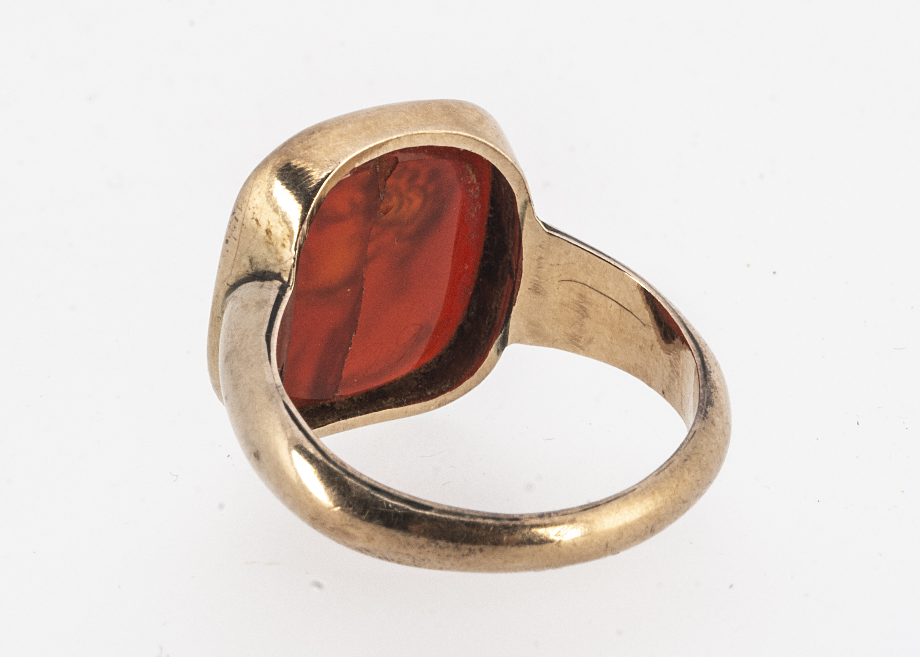 A Georgian carnelian intaglio signet ring, the cracked intaglio possibly an earlier Roman example - Image 3 of 3