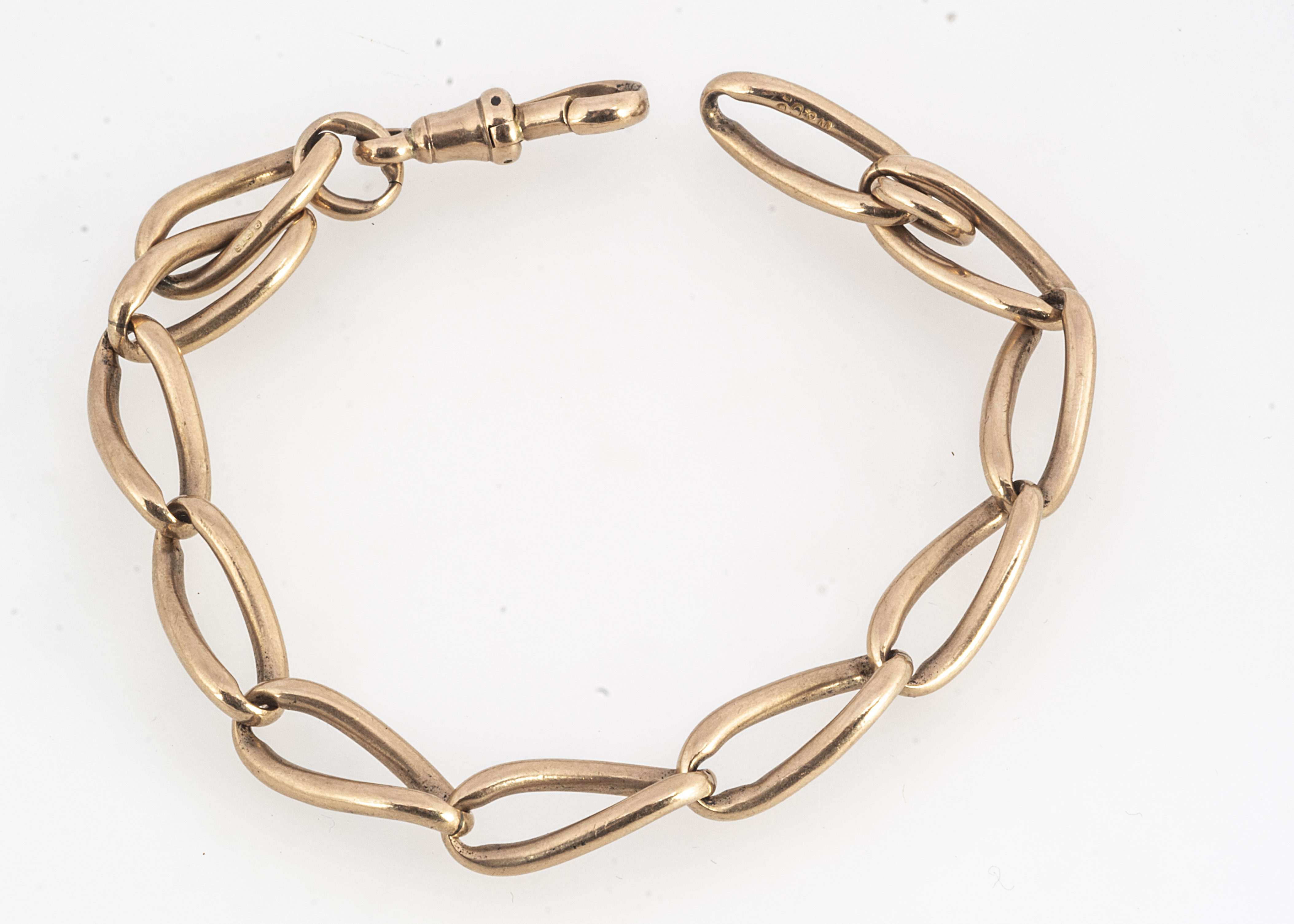 A 9ct gold curb linked bracelet, with snap clasp, 21.5 cm long 22.7g