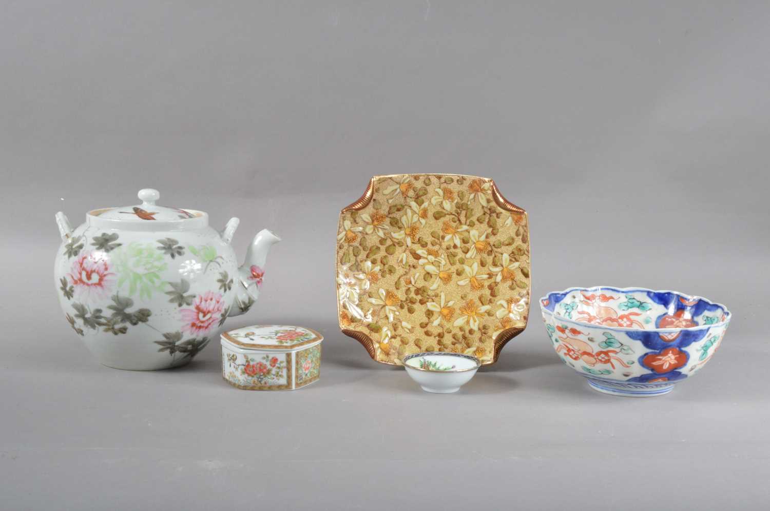 An assorted collection of Chinese and Japanese ceramics,