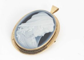 A contemporary glass cameo brooch/pendant,