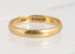 A 22ct gold wedding band,