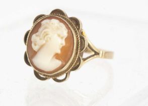 A 9ct gold shell carved cameo ring,