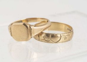 A 9ct gold engraved heart shaped designed band,