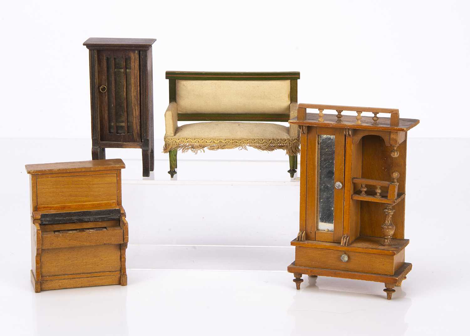 Early 20th century German dolls’ house furniture, Schneegas upright