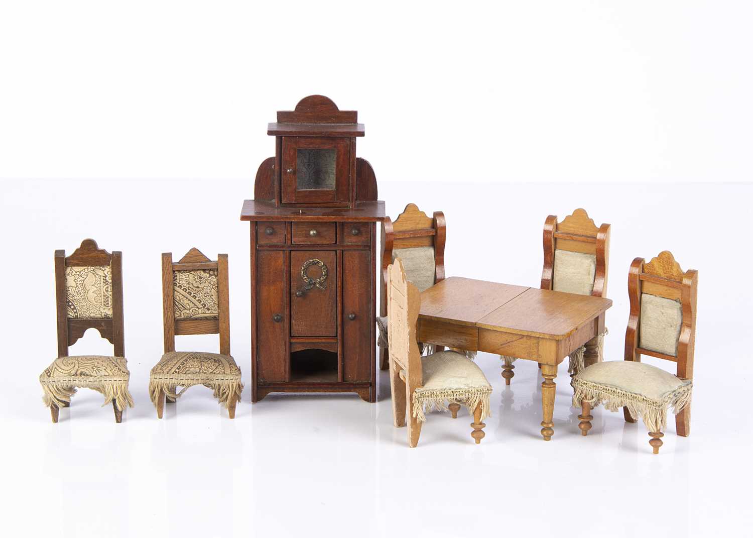 Early 20th century German dolls’ house furniture, Schneegas extending
