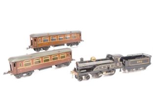 Hornby 0 Gauge No 2 clockwork LNER black 2711 Locomotive and Tender and two LNER maroon Pullman Coac