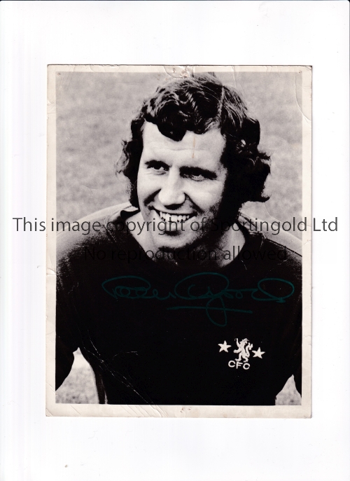 PETER OSGOOD AUTOGRAPH A signed 8.5" X 6.5" B/W photo in Chelsea kit. Slightly creased. Fair