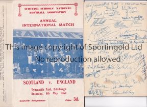 SCOTLAND SCHOOLBOYS V ENGLAND SCHOOLBOYS 1954 AT HEARTS F.C. / AUTOGRAPHS Programme for the match at