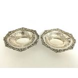 A pair of silver dishes from circa 1901 made by silversmith Elkington & Co Ltd. Total weight 250g.