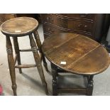 No Reserve - A small oak drop leaf table on turned