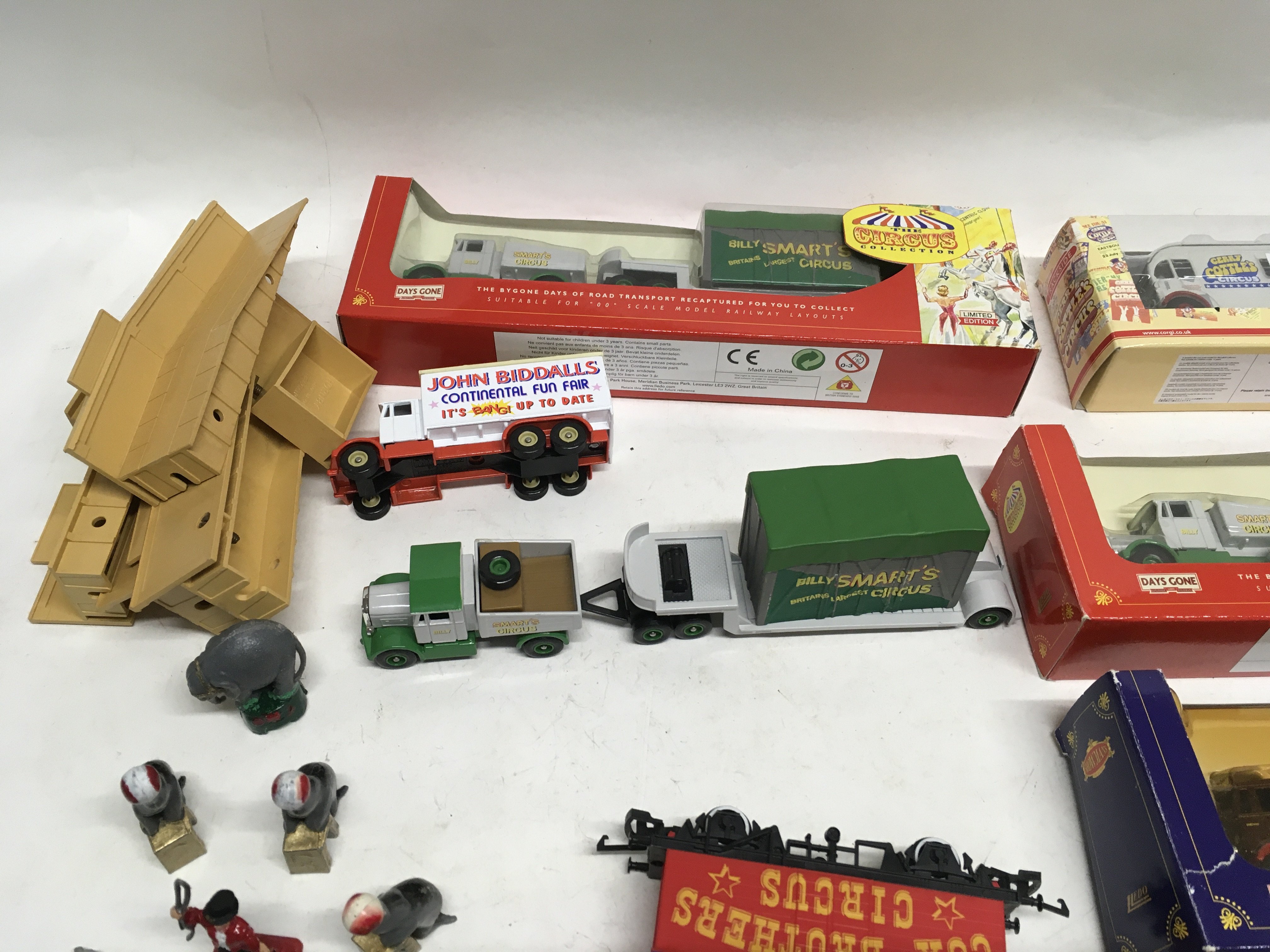 Collection of circus and funfair themed vehicles s - Image 2 of 5