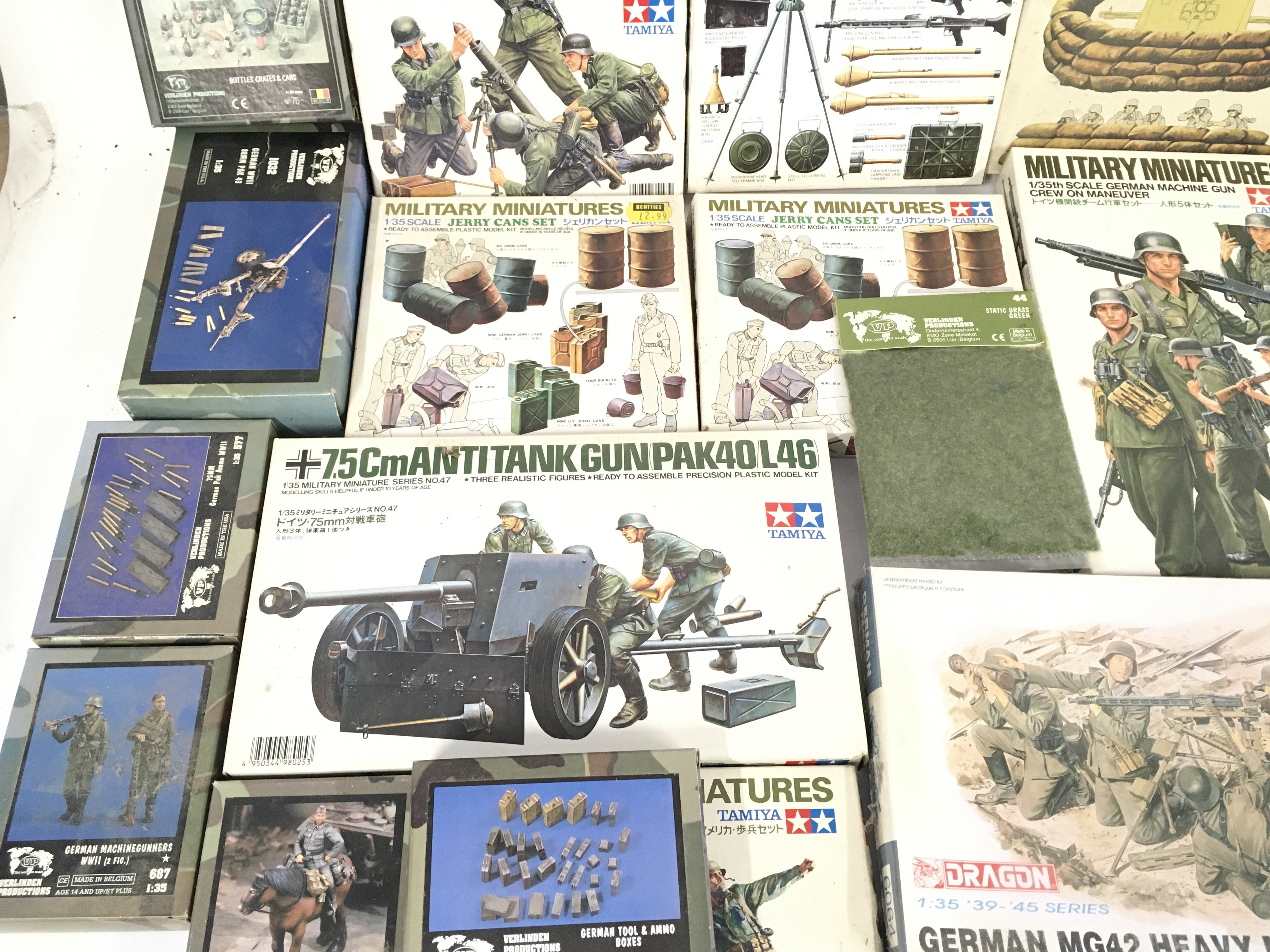 A Box Containing Military Miniature Model Kits. - Image 4 of 5