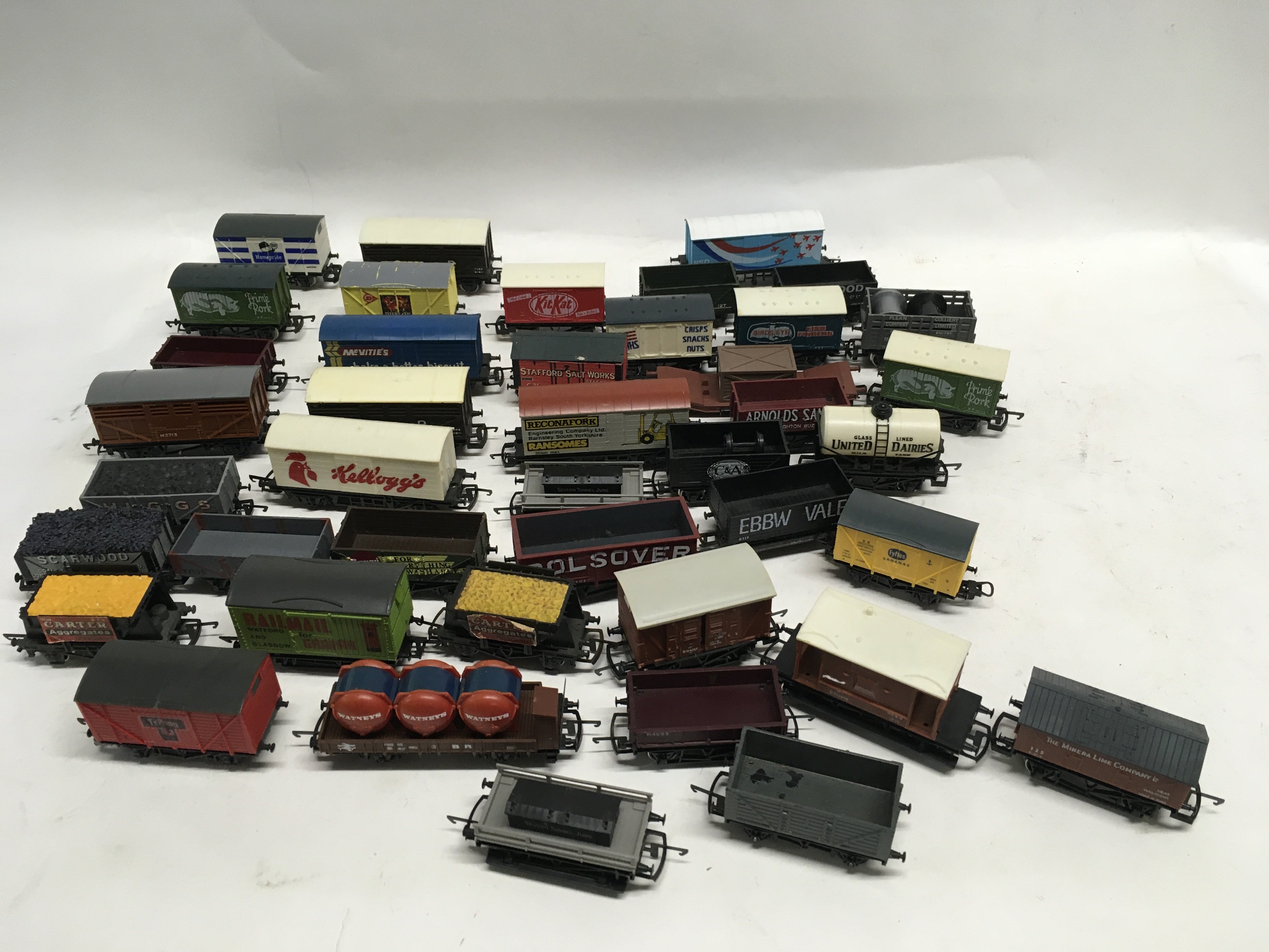 Collection of loose model railway wagons 00 gauge