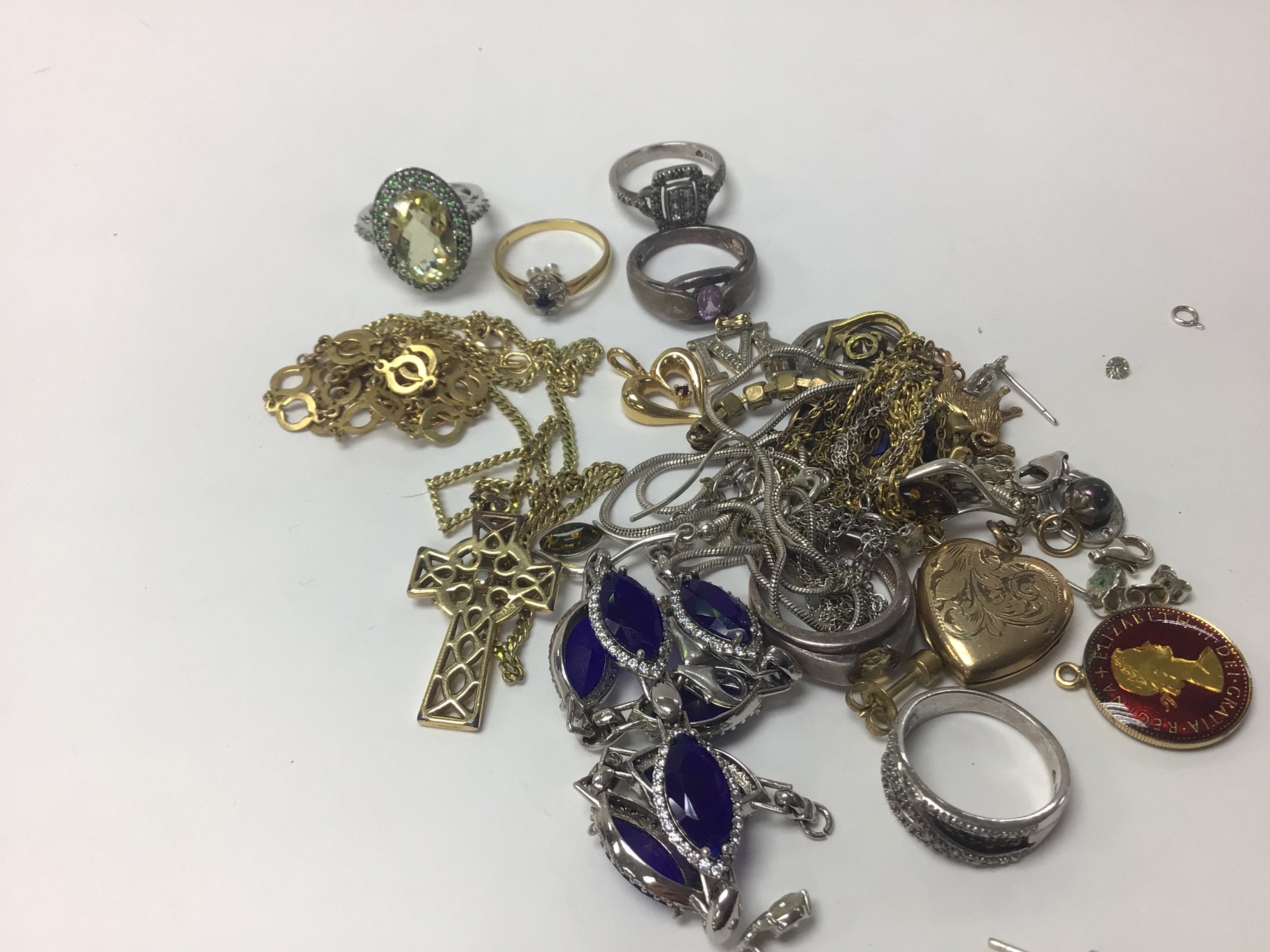 Various jewellery items including silver/9ct/diamo