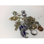 Various jewellery items including silver/9ct/diamo