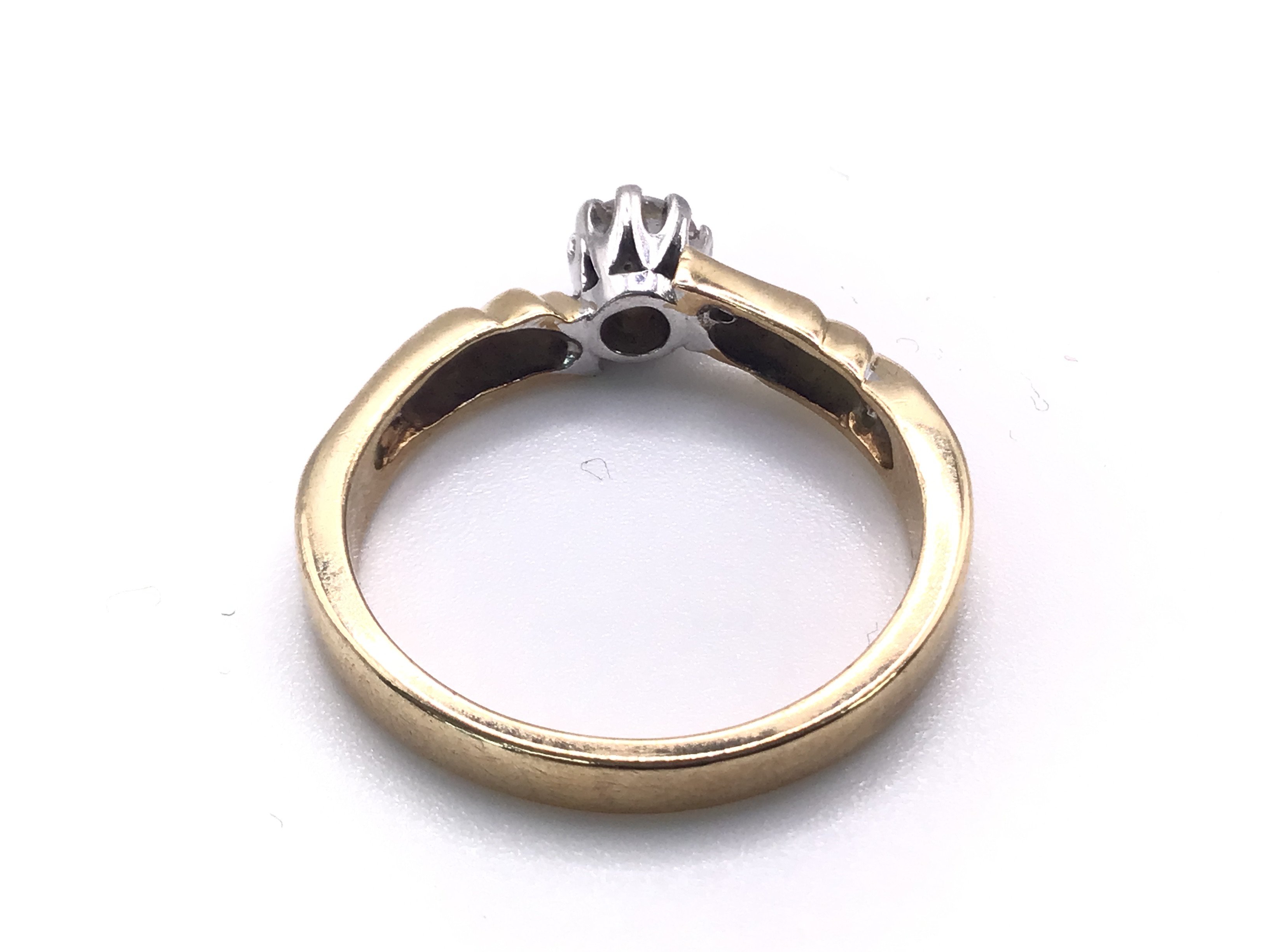 A 9 Ct Gold Dimond Solitaire with Diamonds on Band - Image 4 of 4