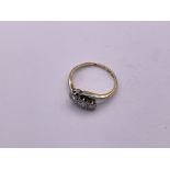 18ct gold 3 stone diamond ring. Size M, 2.8gm. (A)