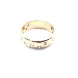 A 9Ct Gold Dimond Set Set Band Ring.6Mm. 8,9 Gm si