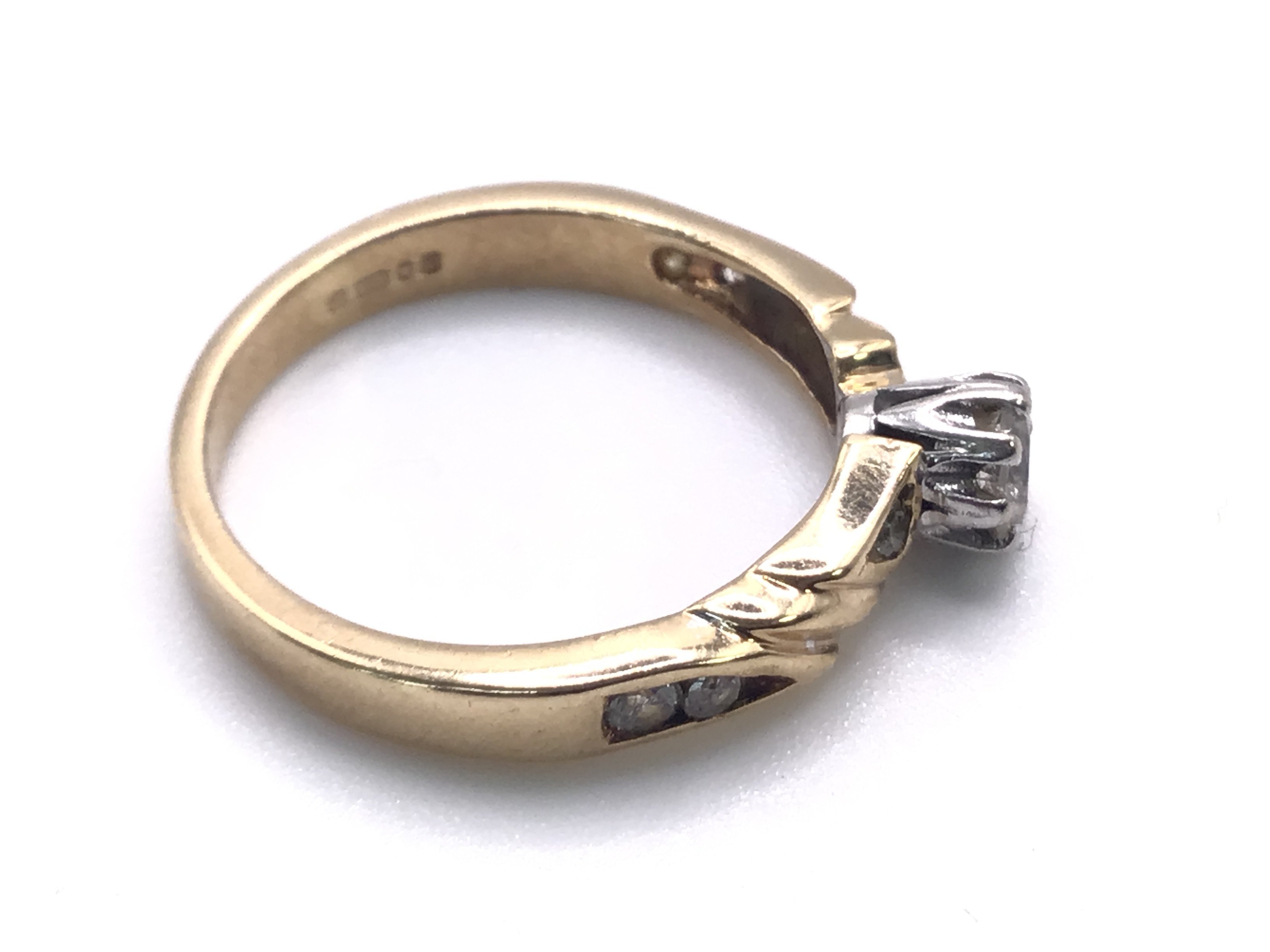 A 9 Ct Gold Dimond Solitaire with Diamonds on Band - Image 3 of 4