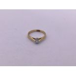 18ct gold emerald cut diamond solitaire (size J) a