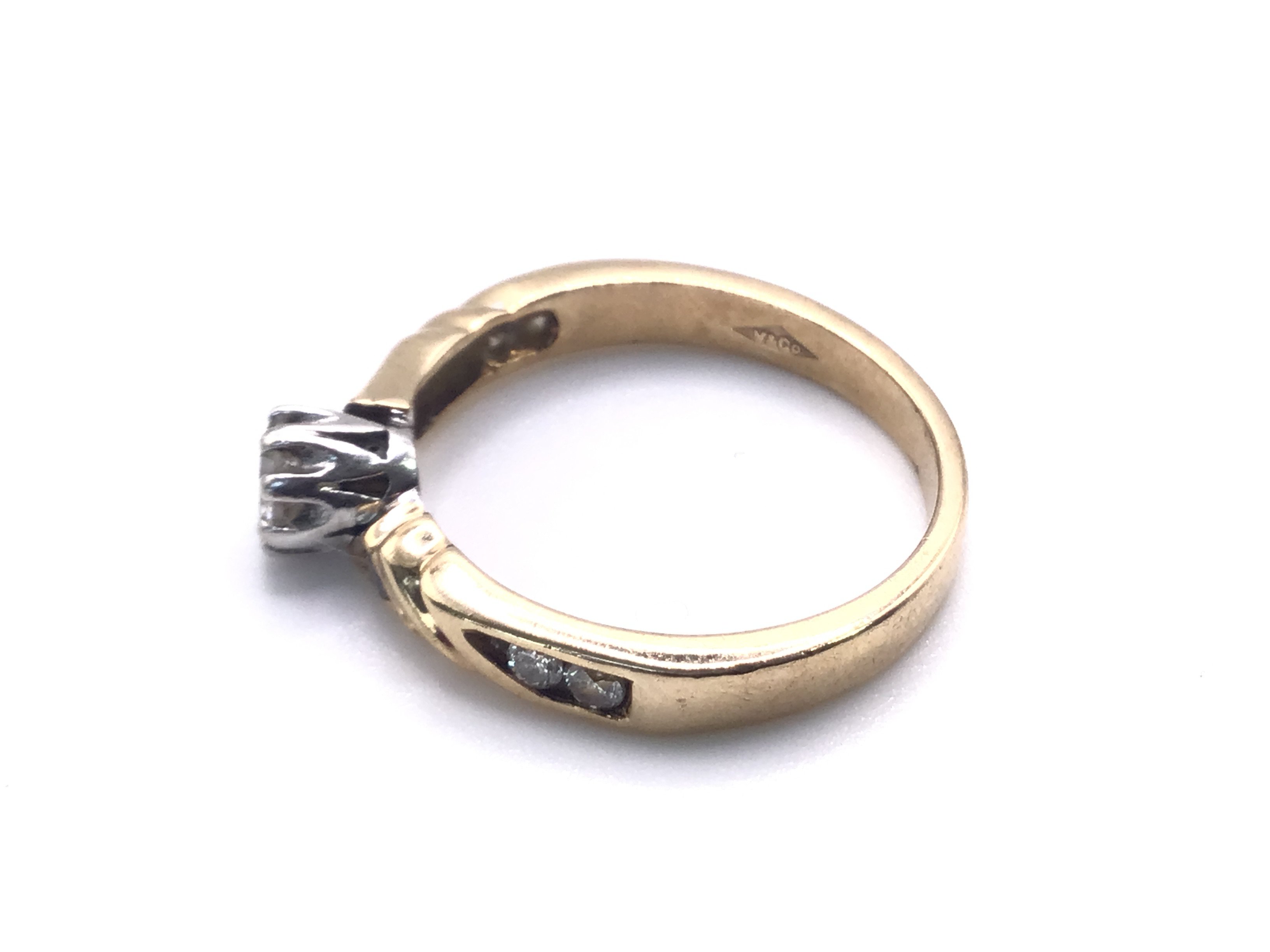 A 9 Ct Gold Dimond Solitaire with Diamonds on Band - Image 2 of 4