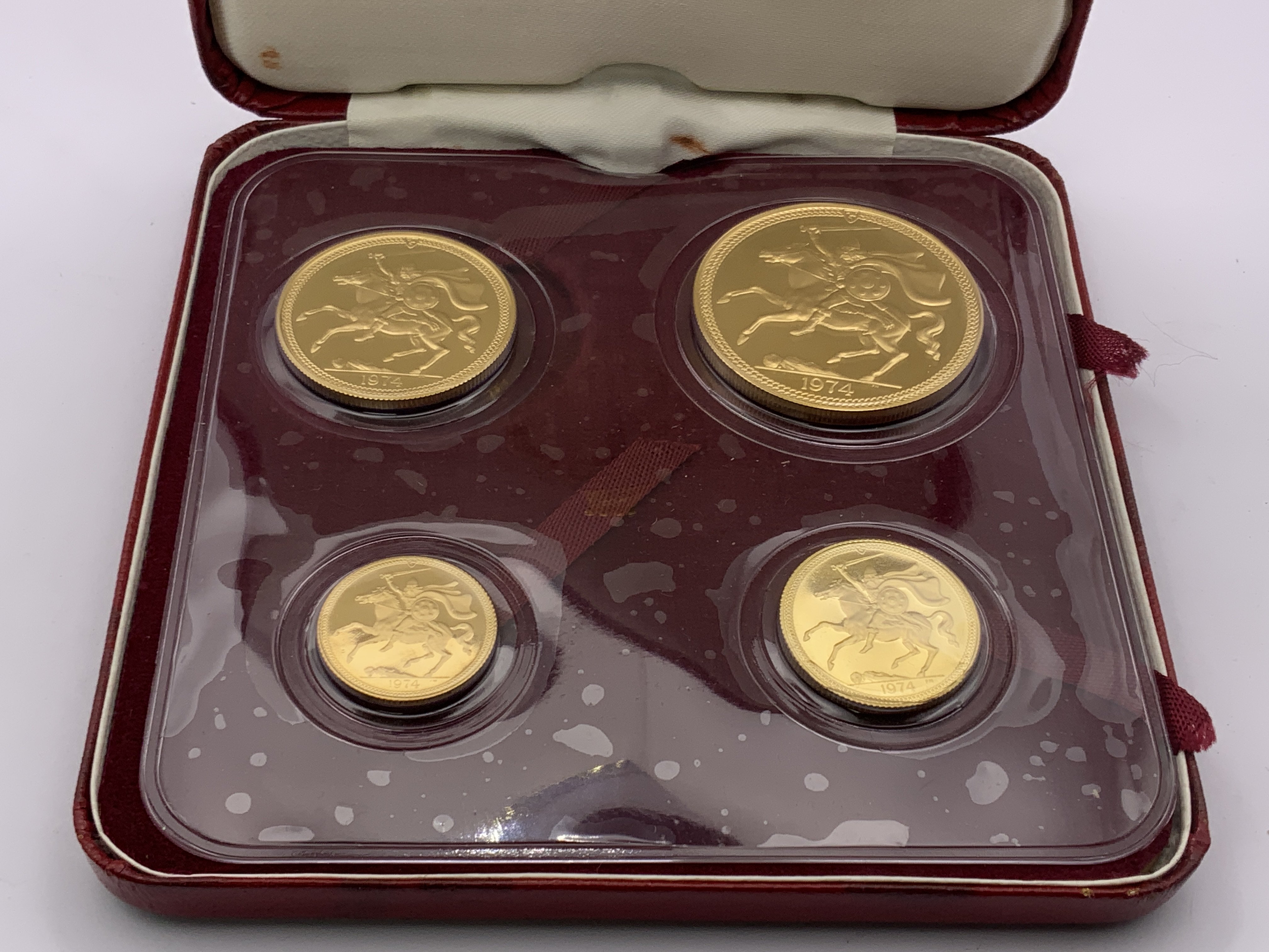 A 1974 Pobjoy Mint Isle of Man gold proof coin set - Image 2 of 3