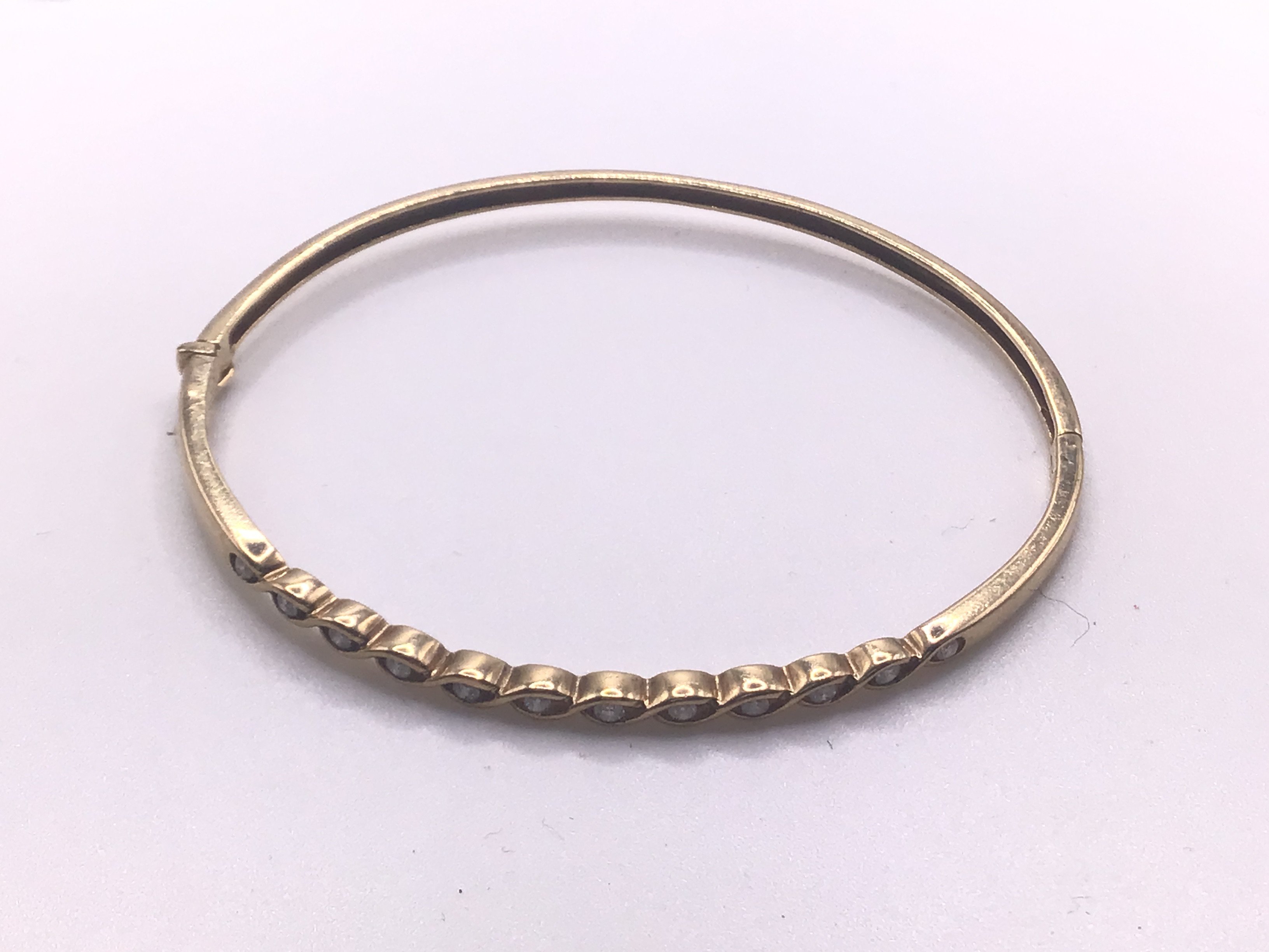 9ct gold diamond bangle 5.9g (0.25ct diamond) (A)