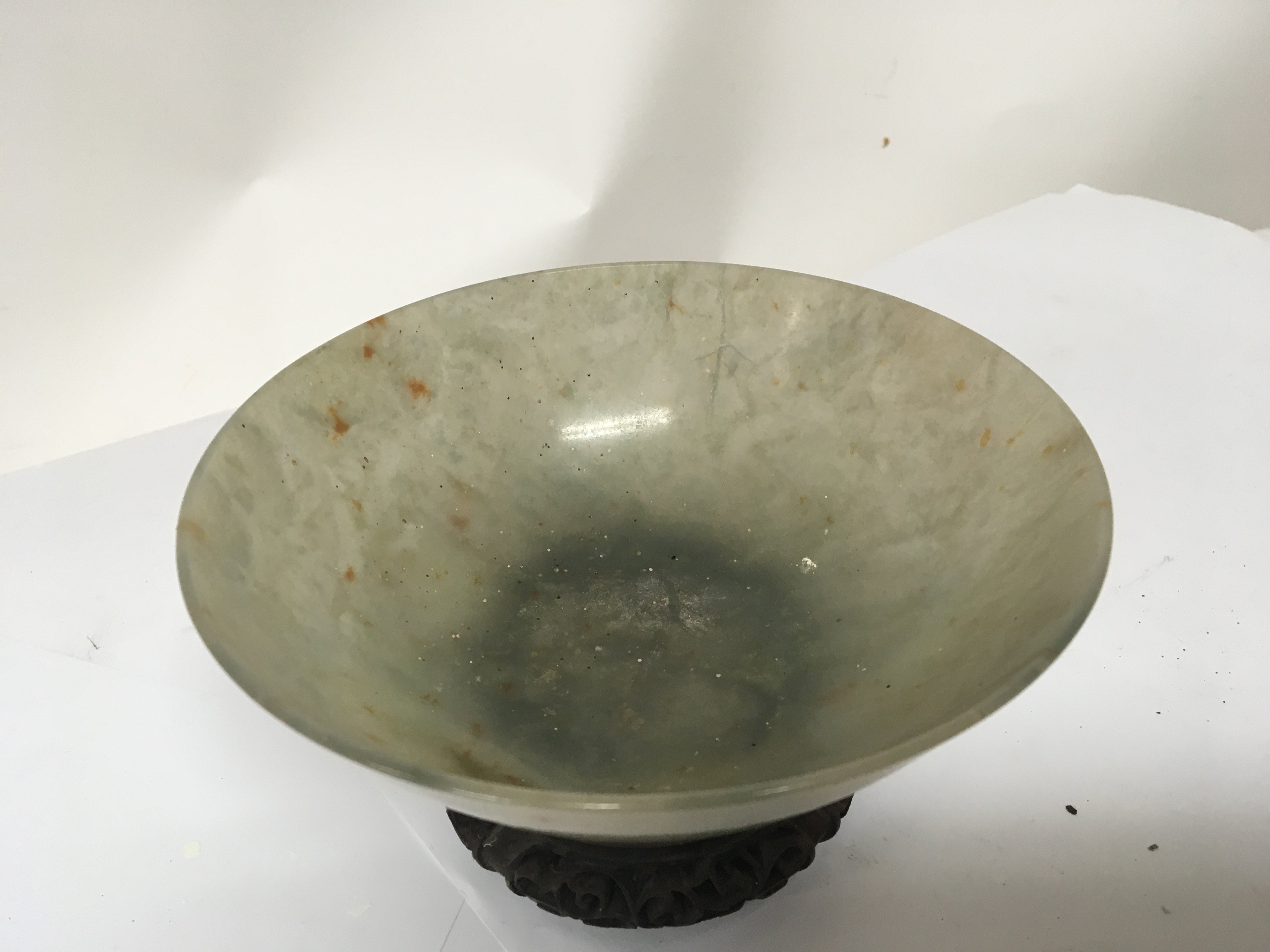 A 19th century Chinese green jade bowl with a carv - Image 5 of 5
