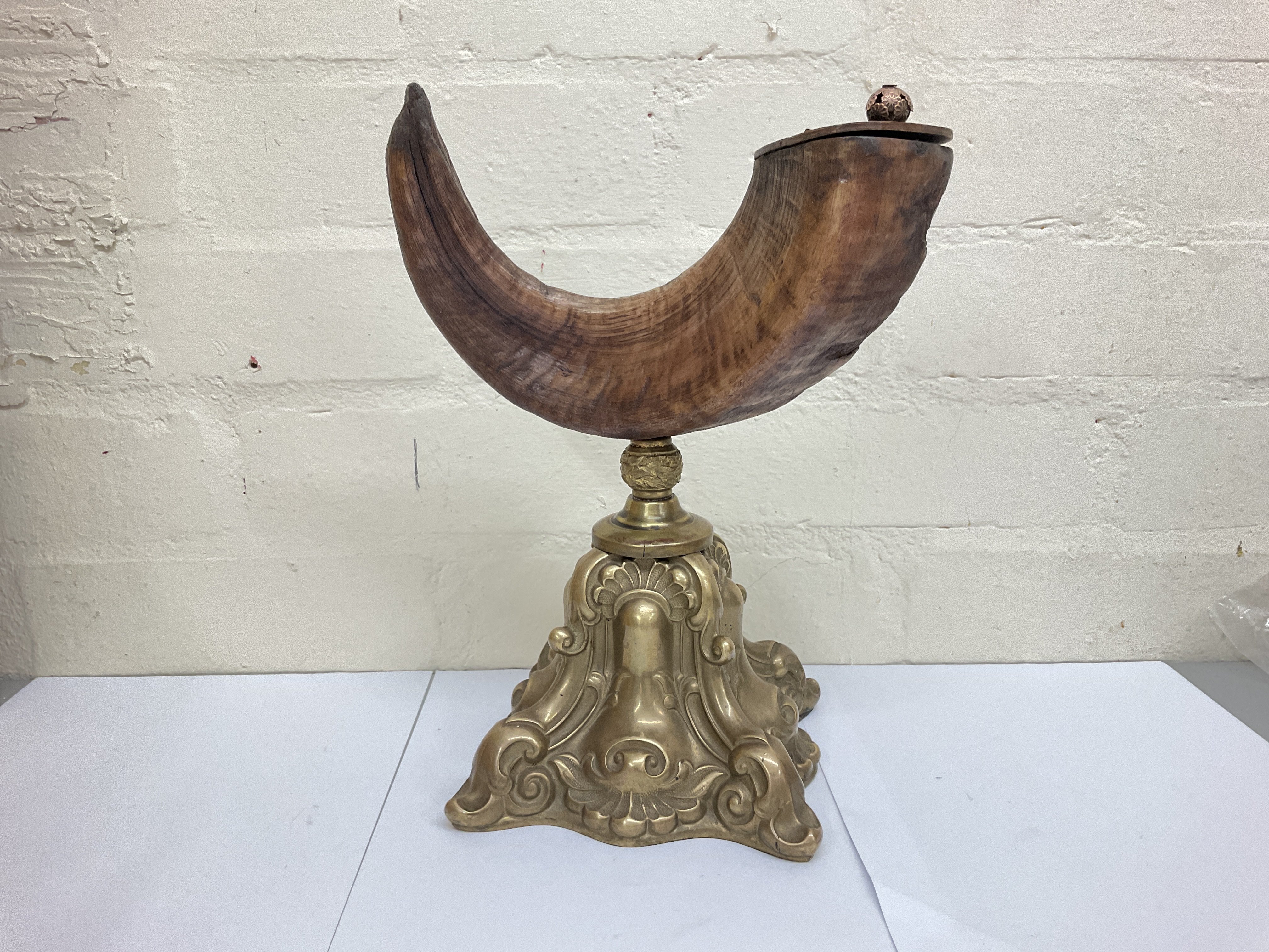 Rams horn snuff mull on Gilt metal base, approxima