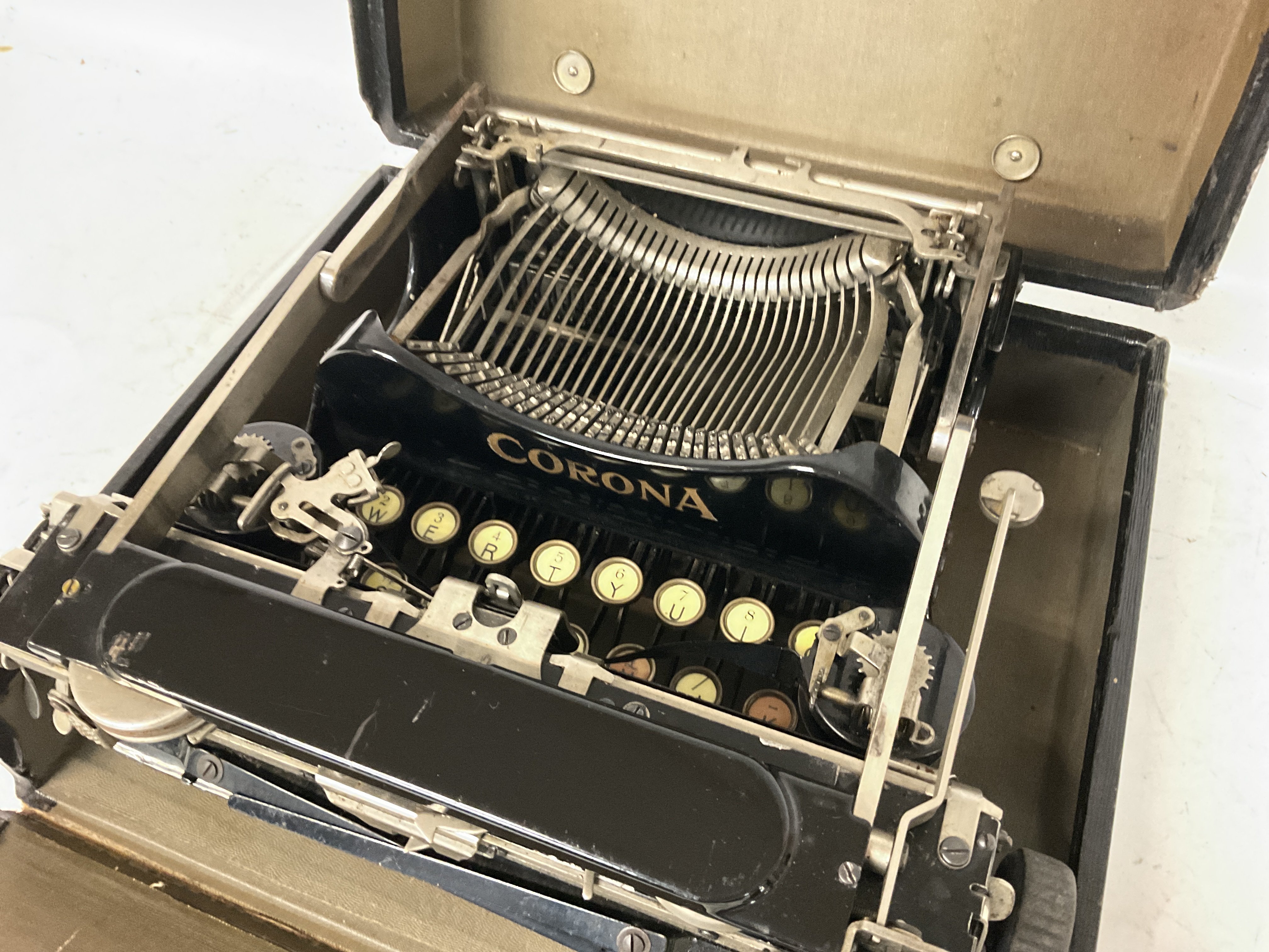 Vintage Corona portable typewriter approx 25x29cm. - Image 2 of 4