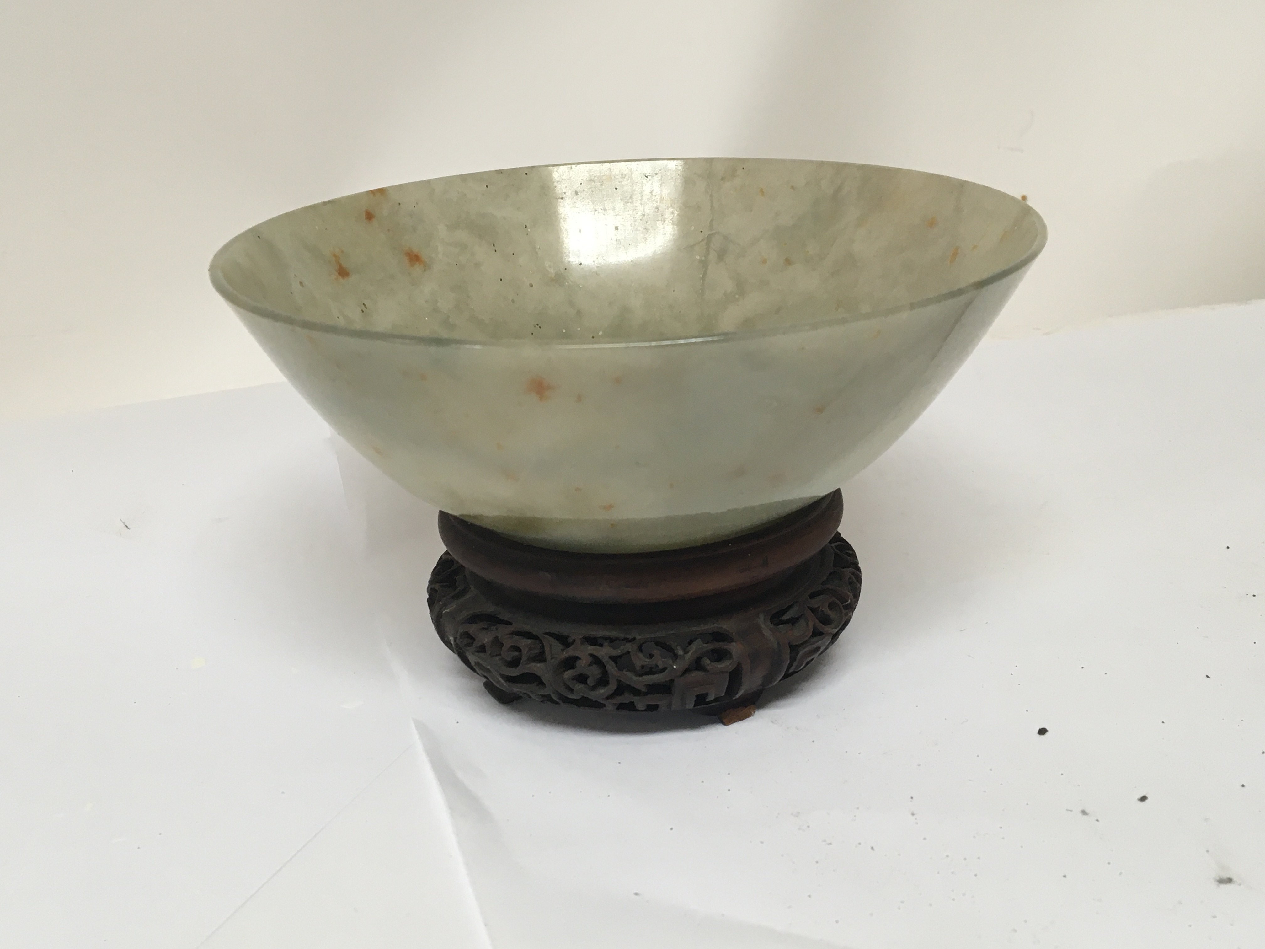 A 19th century Chinese green jade bowl with a carv - Image 3 of 5