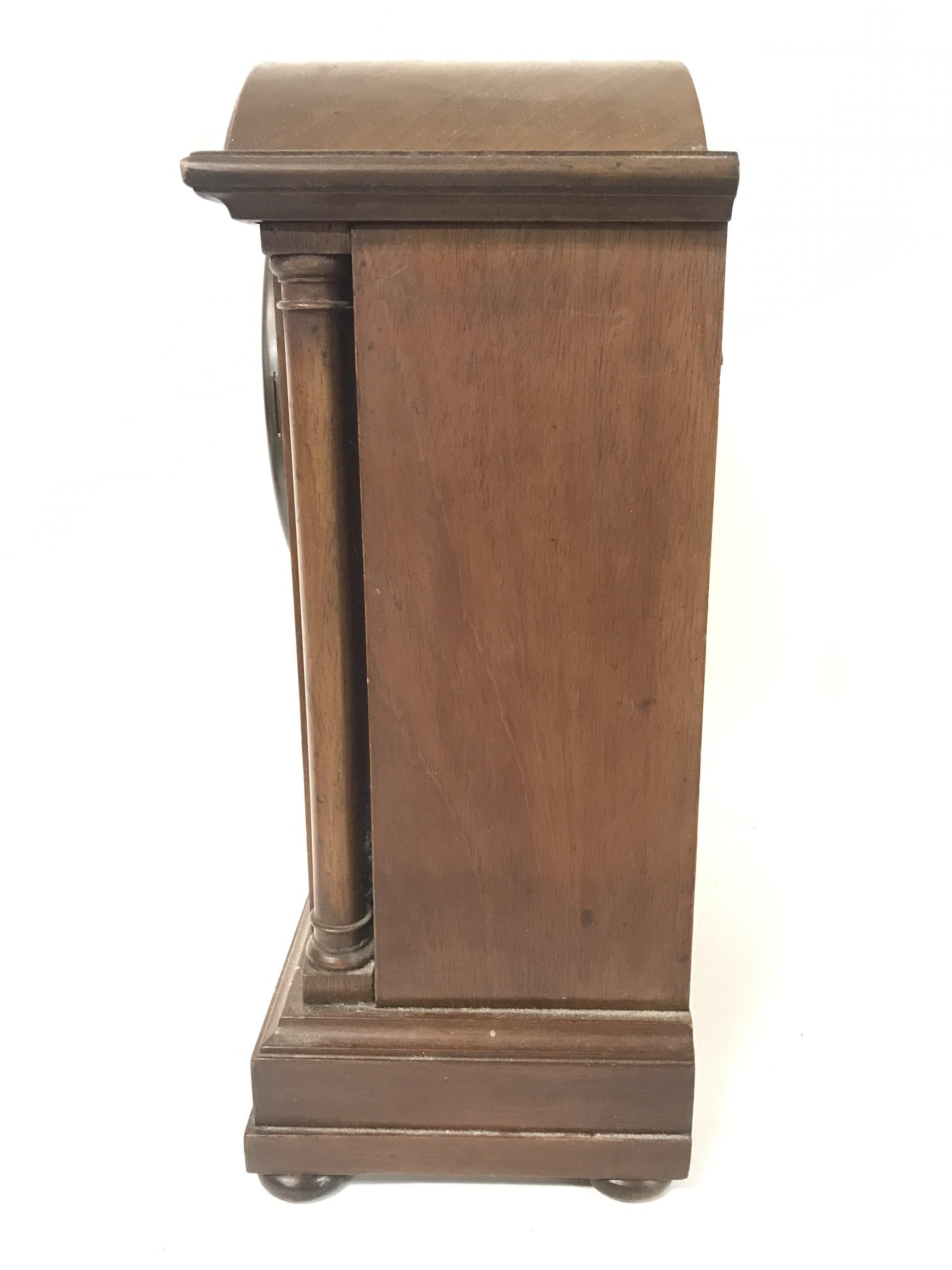 An Edwardian inlaid mahogany mantle clock, with ke - Image 3 of 6