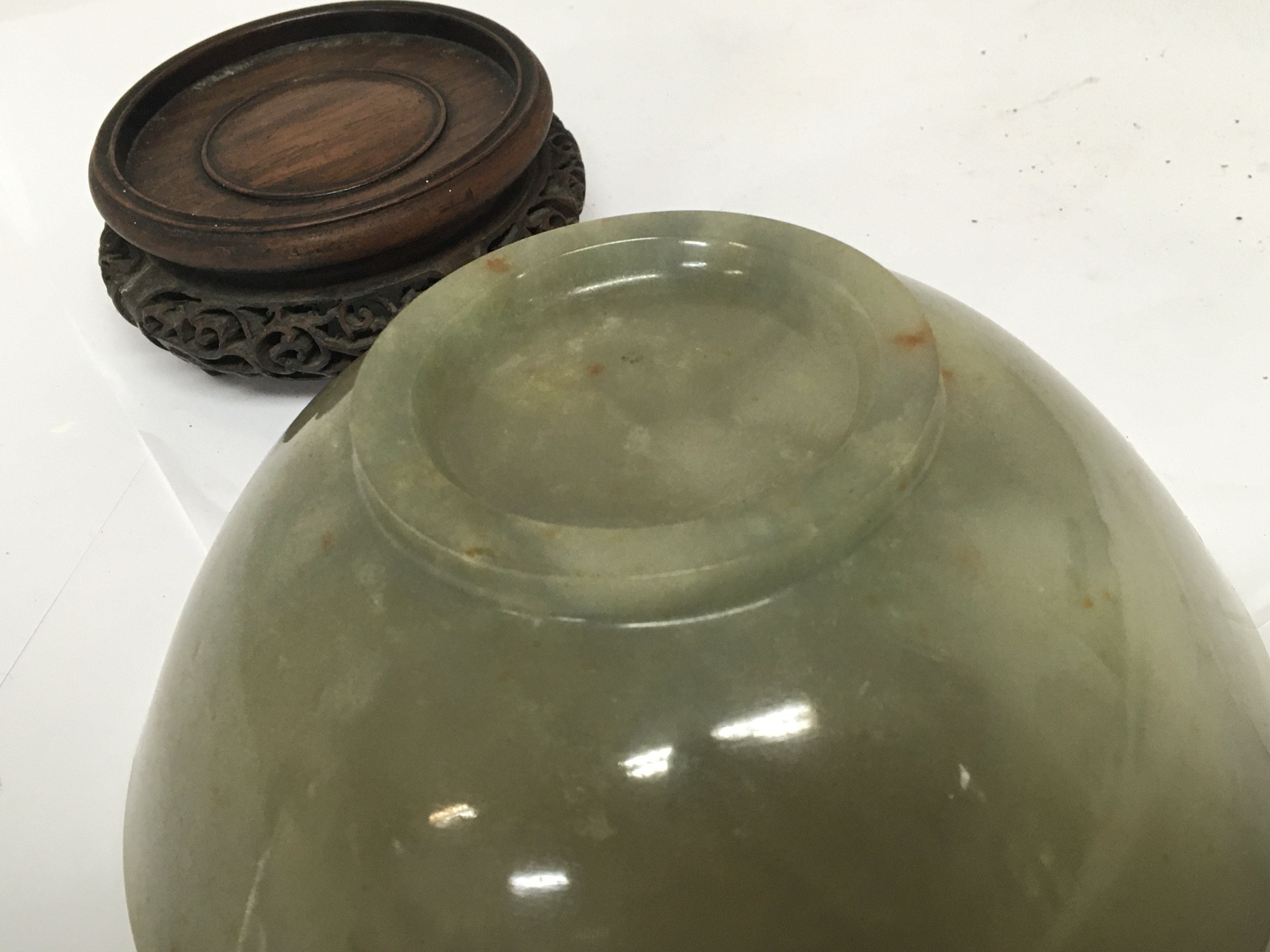 A 19th century Chinese green jade bowl with a carv - Image 4 of 5