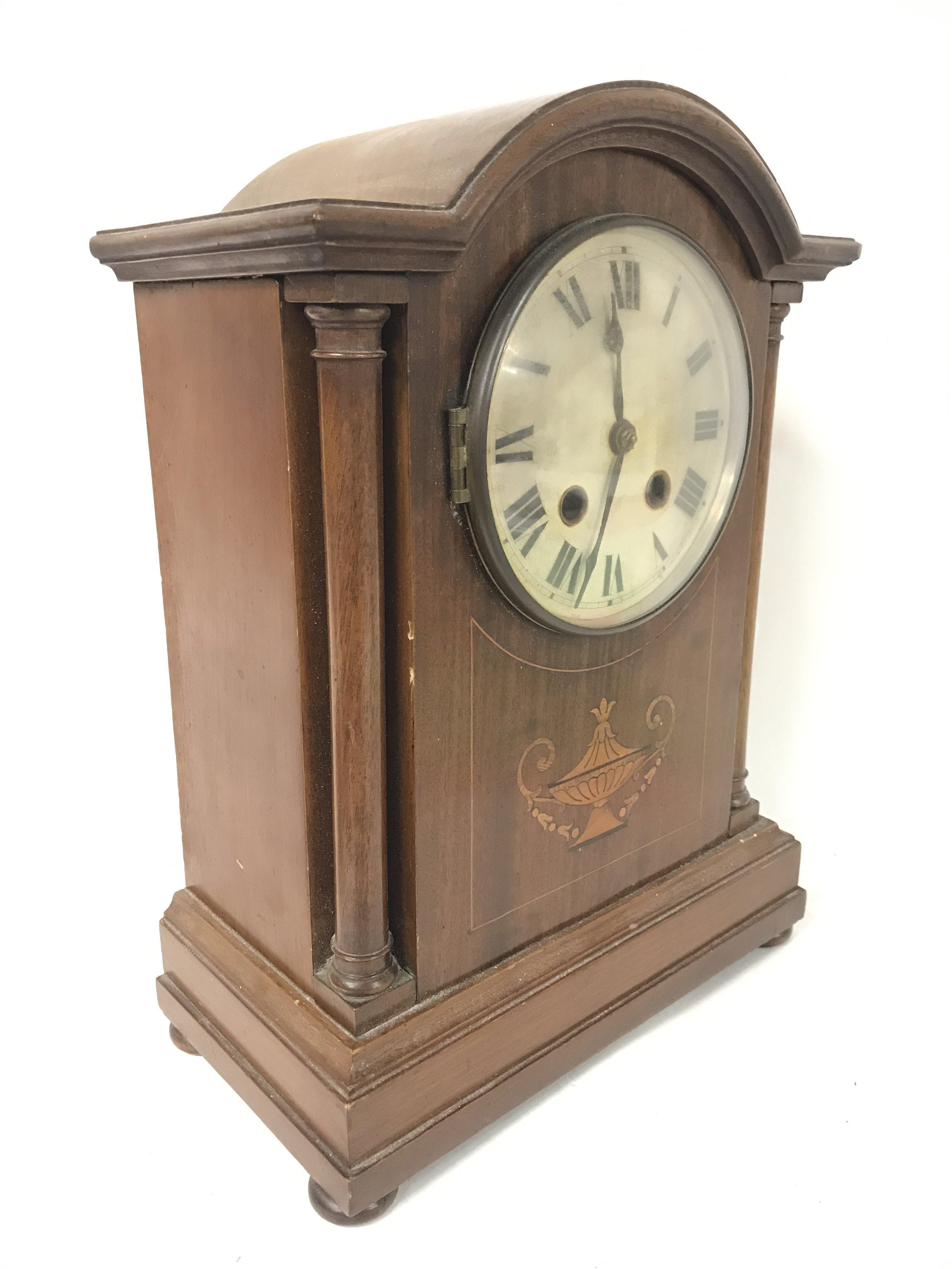 An Edwardian inlaid mahogany mantle clock, with ke - Image 2 of 6