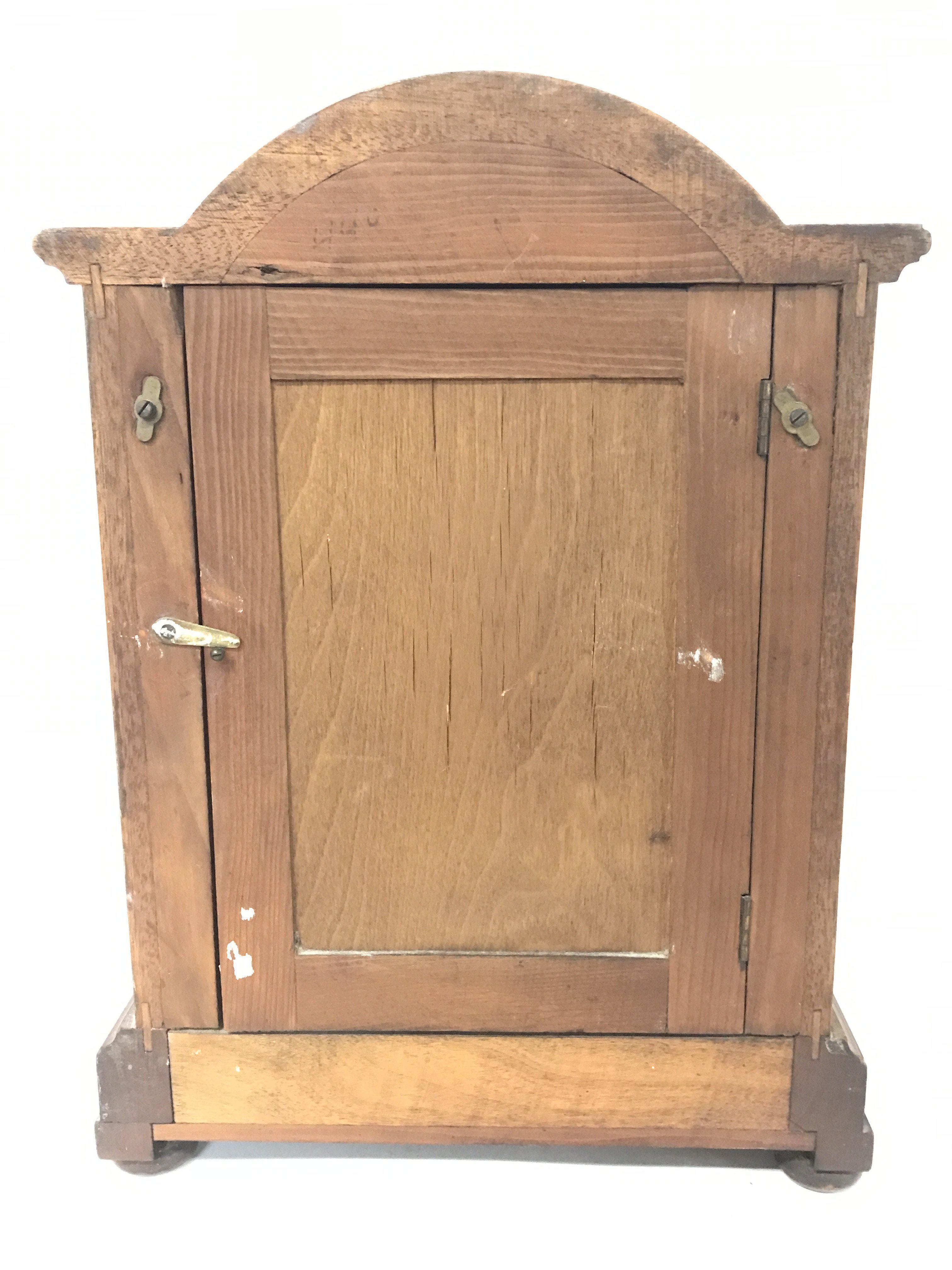 An Edwardian inlaid mahogany mantle clock, with ke - Image 4 of 6